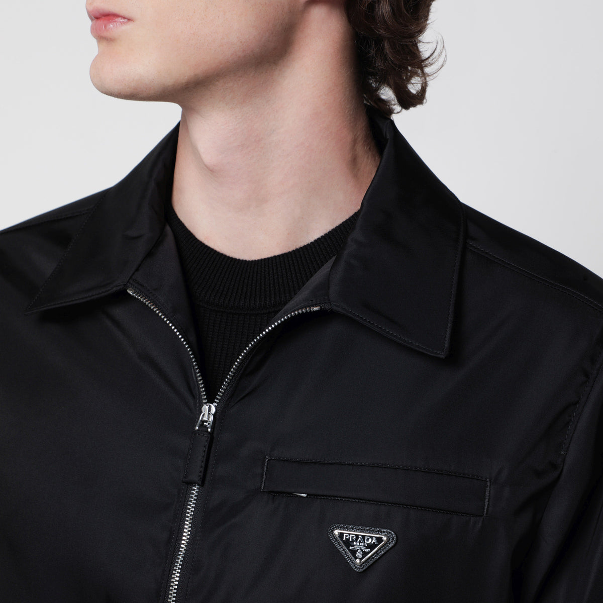 Schwarze Jacke aus Re-Nylon mit Reißverschluss