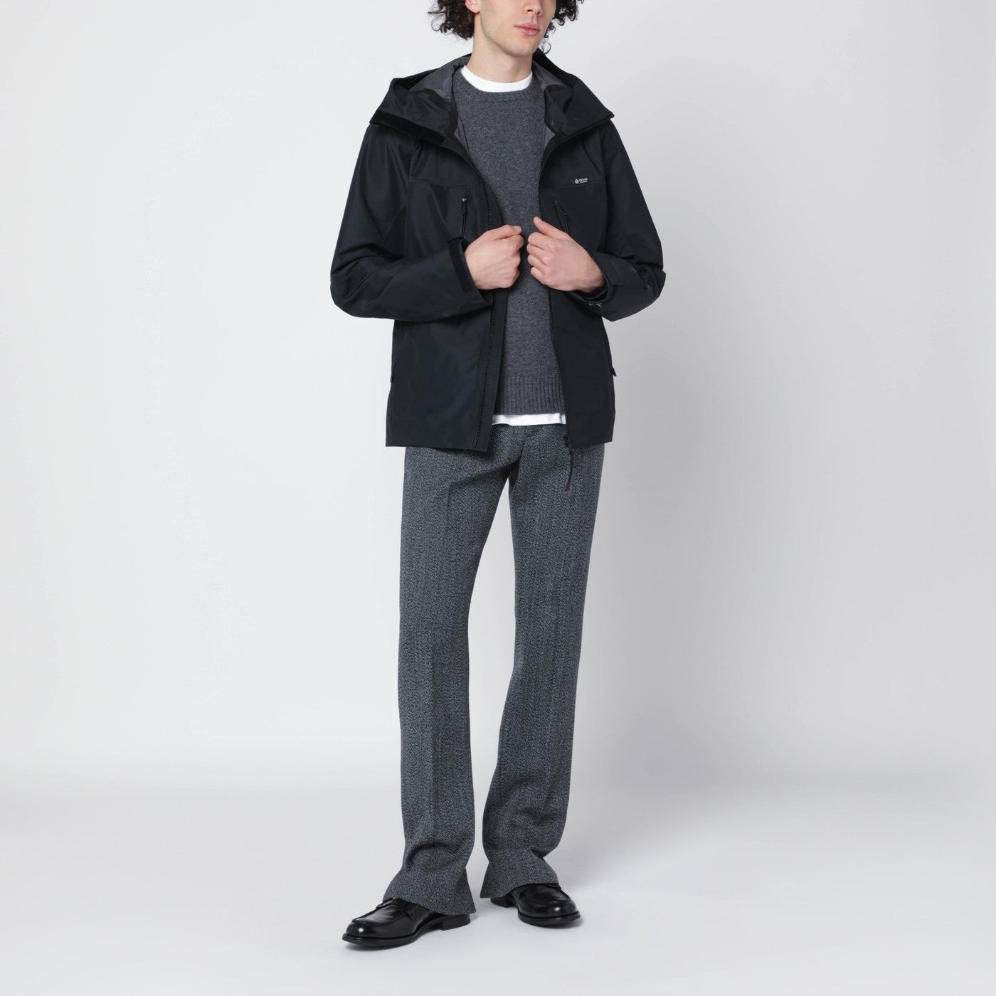 Schwarze Jacke aus technischem Gewebe