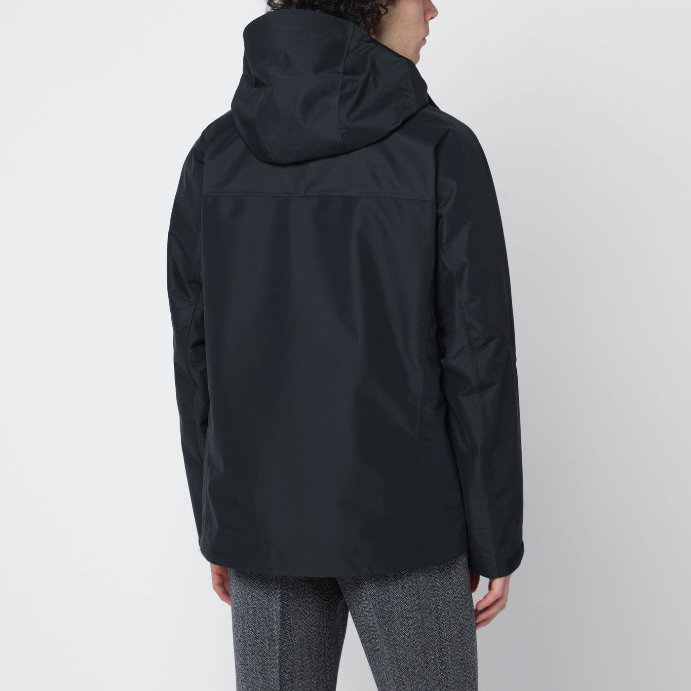 Schwarze Jacke aus technischem Gewebe