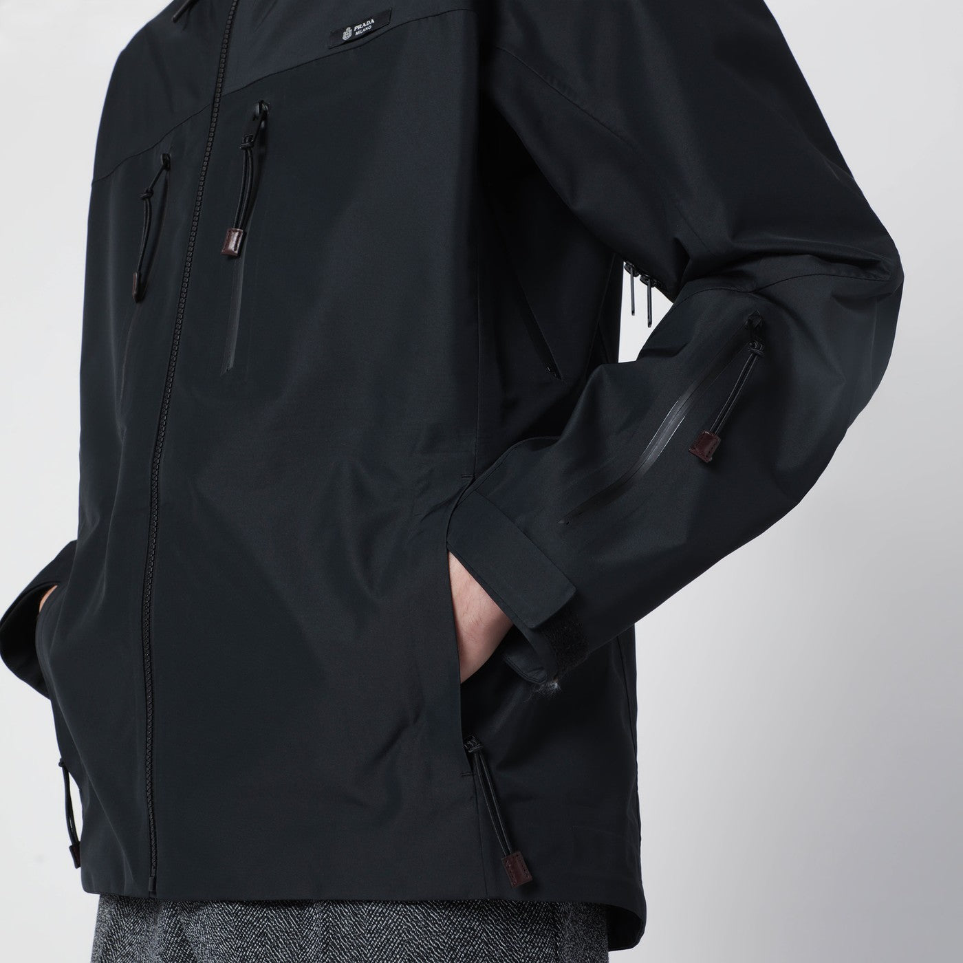 Schwarze Jacke aus technischem Gewebe