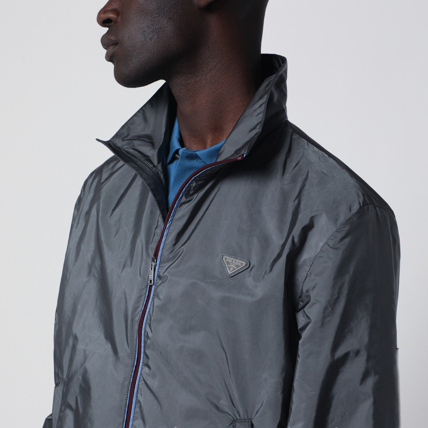 Graue Re-Nylon Jacke mit Reißverschluss