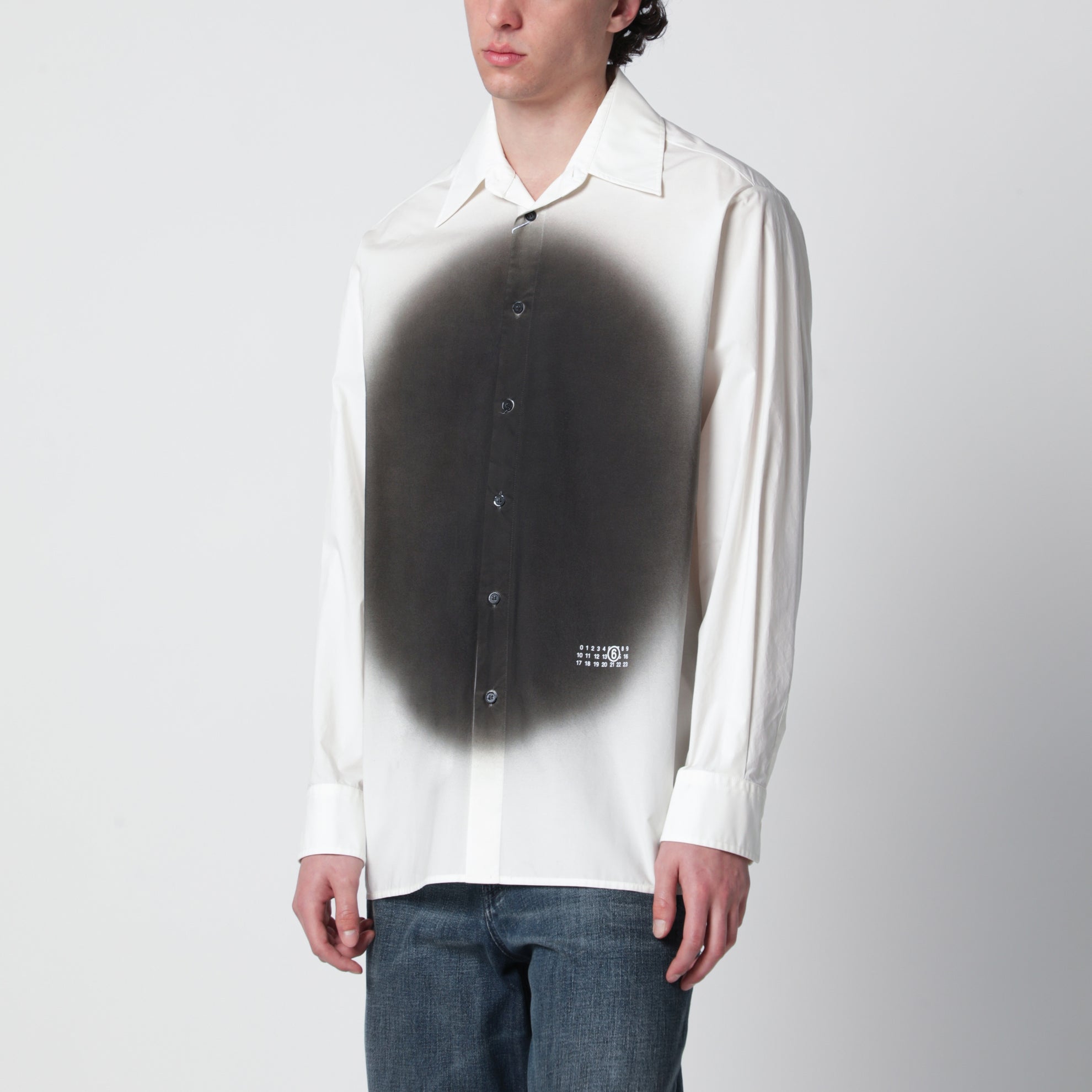 Camicia bianca con stampa spray