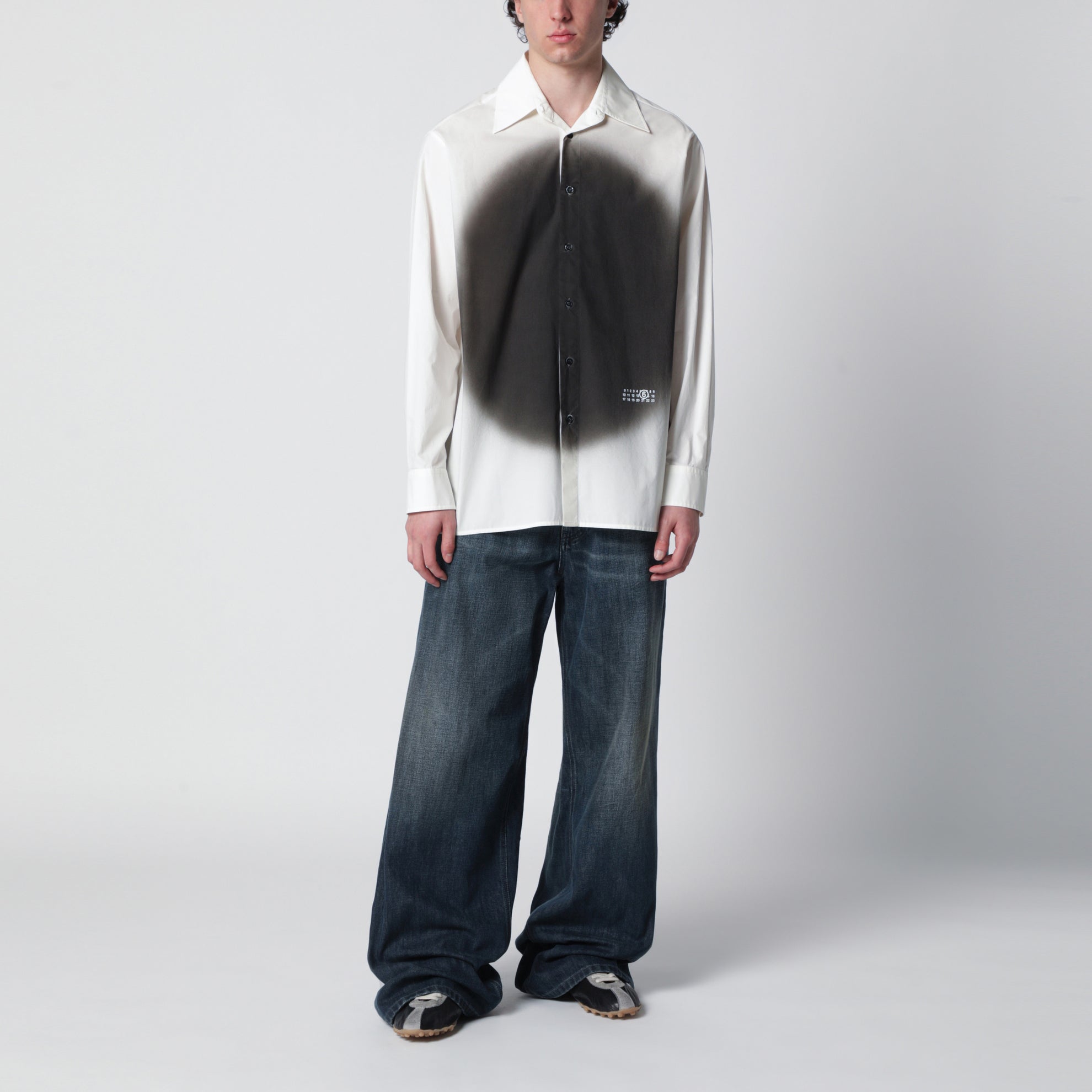Camicia bianca con stampa spray