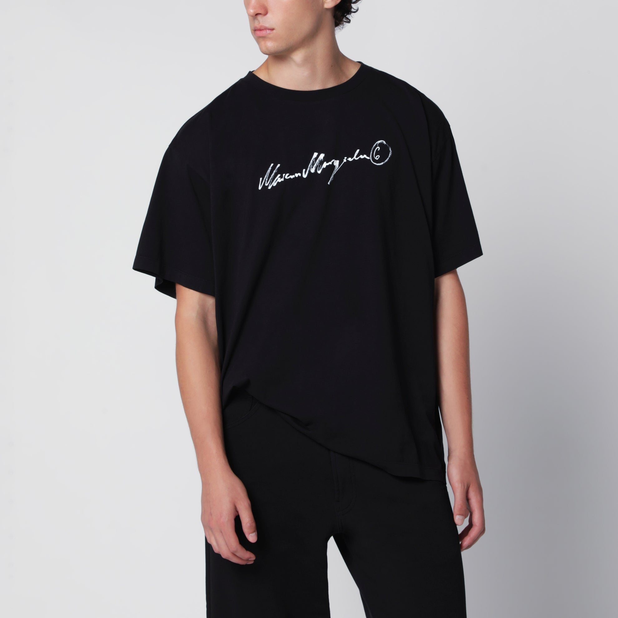 T-shirt nera con stampa logo