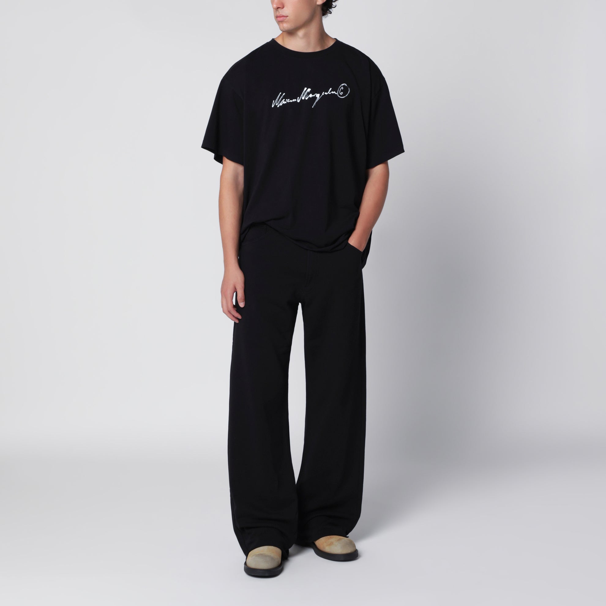 T-shirt nera con stampa logo