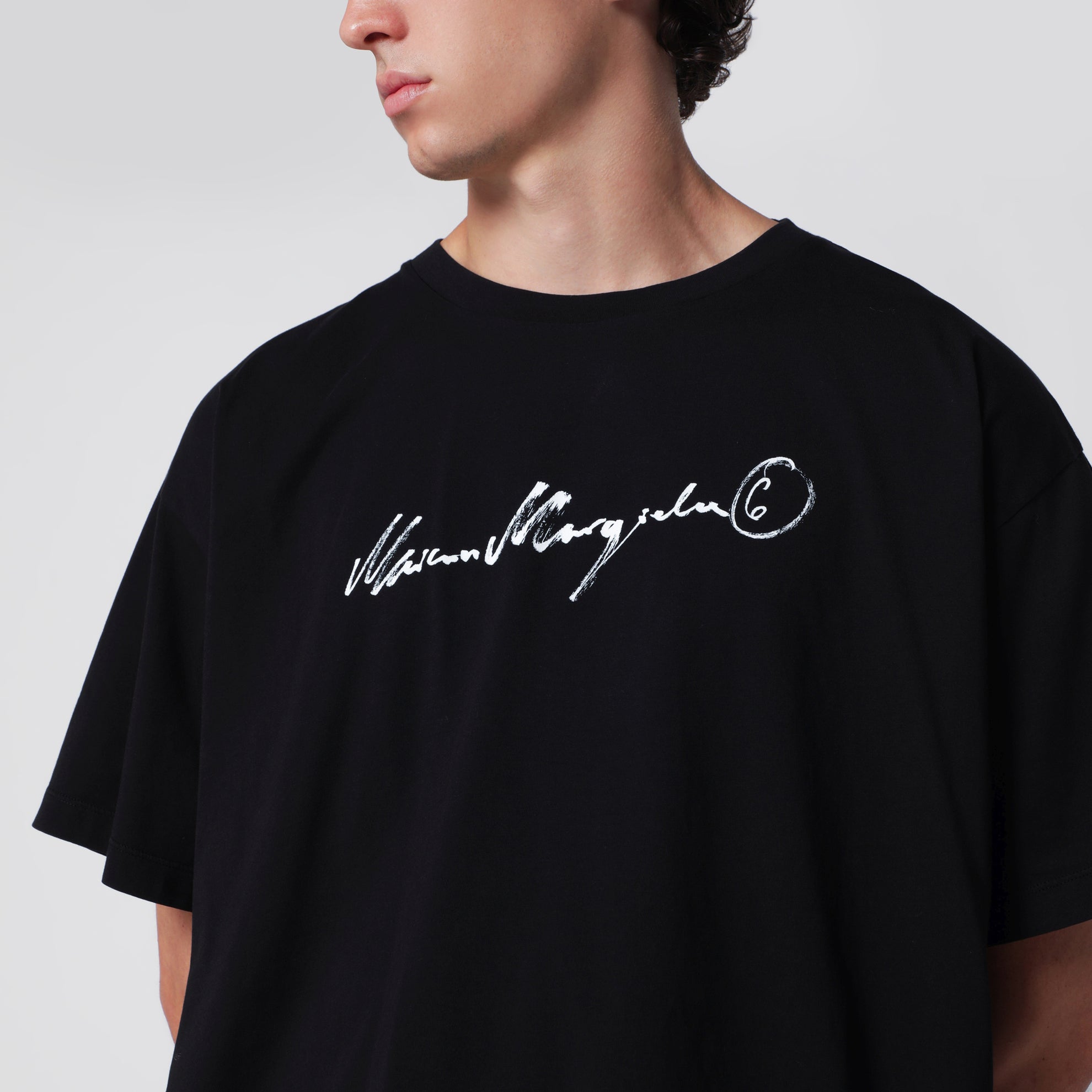 T-shirt nera con stampa logo