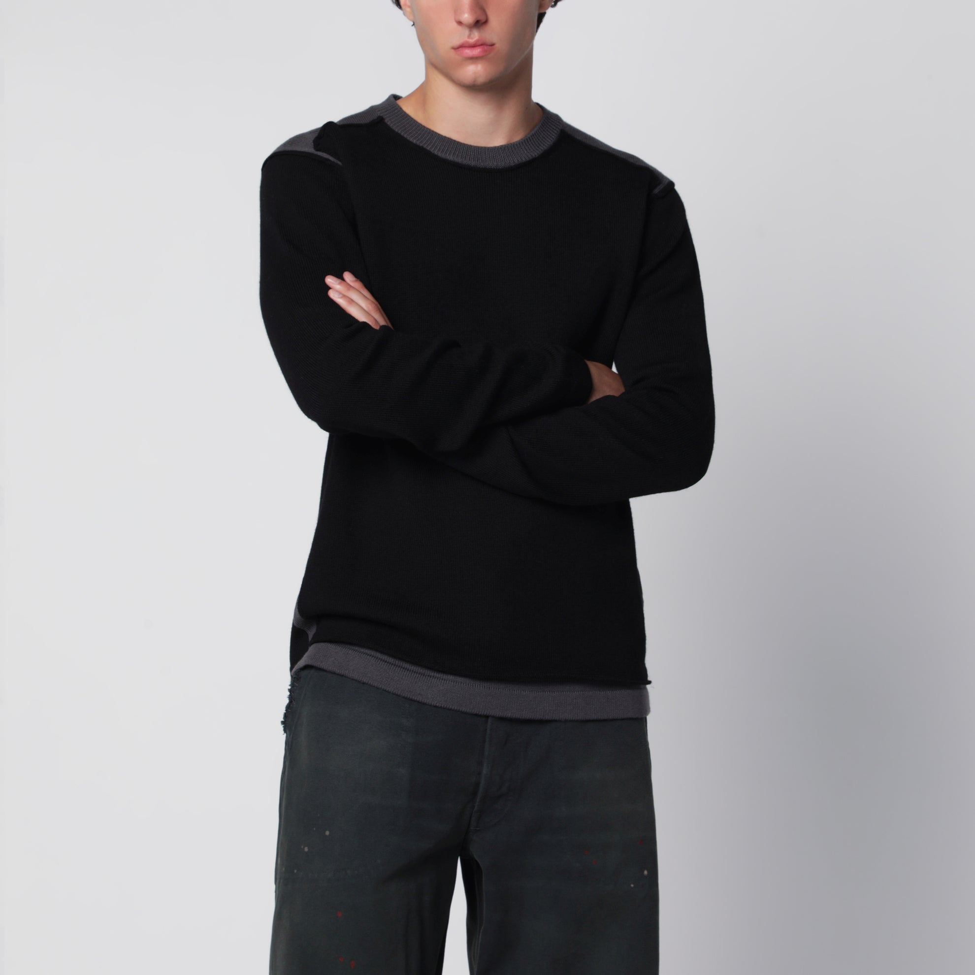 Maglione girocollo con pannello sfalsato nero/grigio