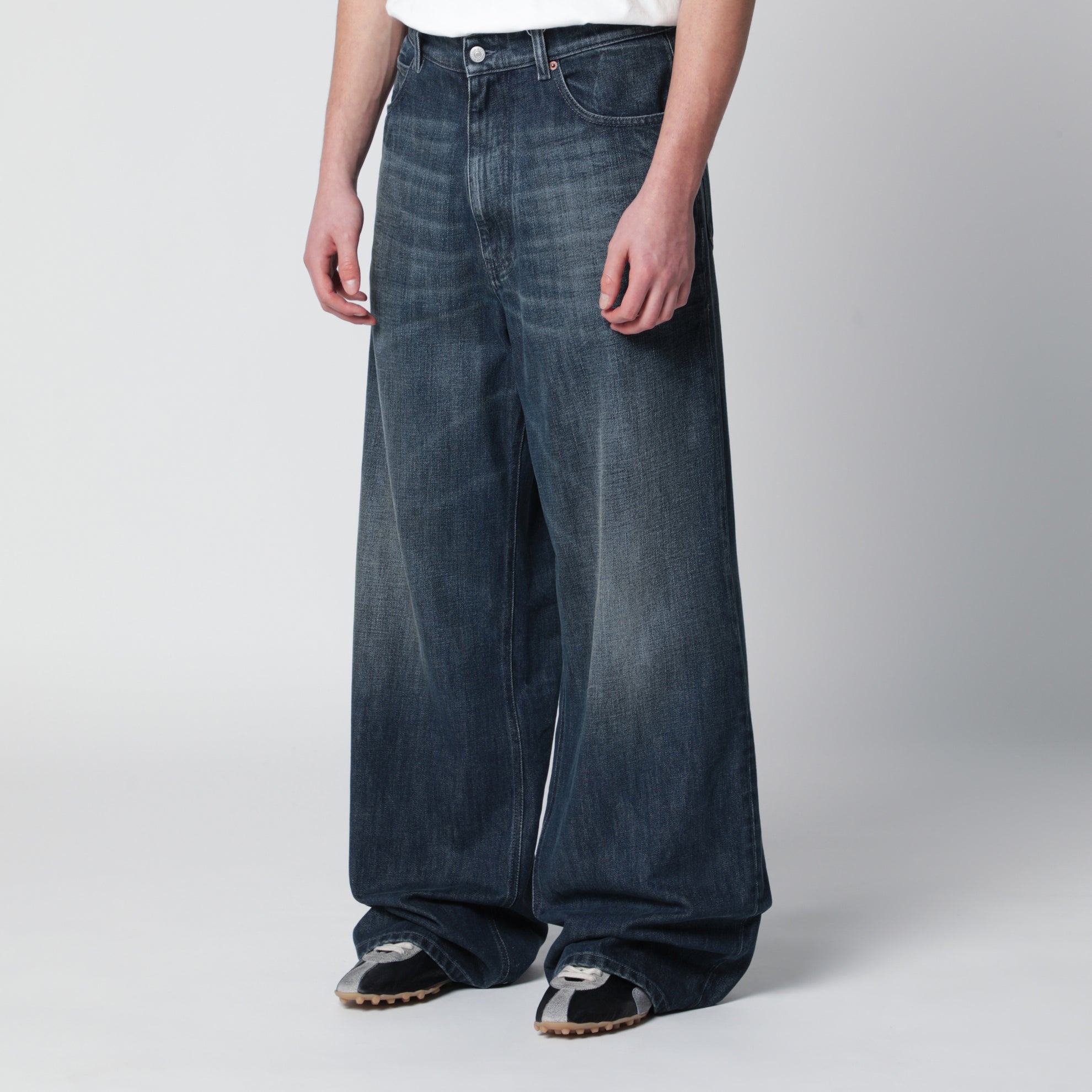 Jeans ampio blu in denim slavato