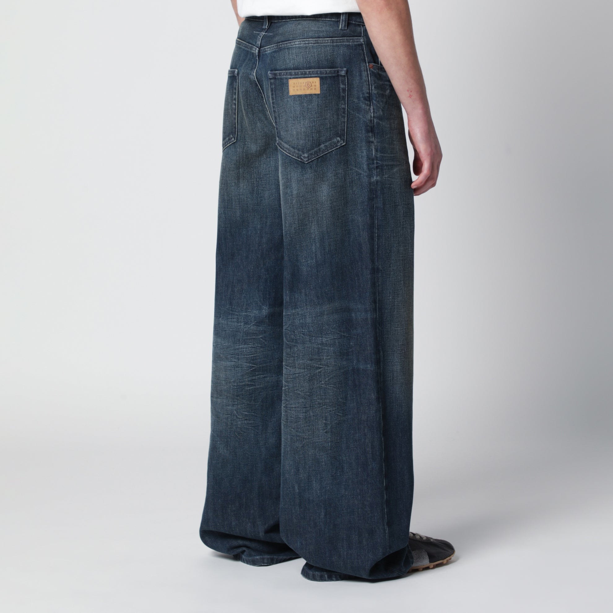 Jeans ampio blu in denim slavato
