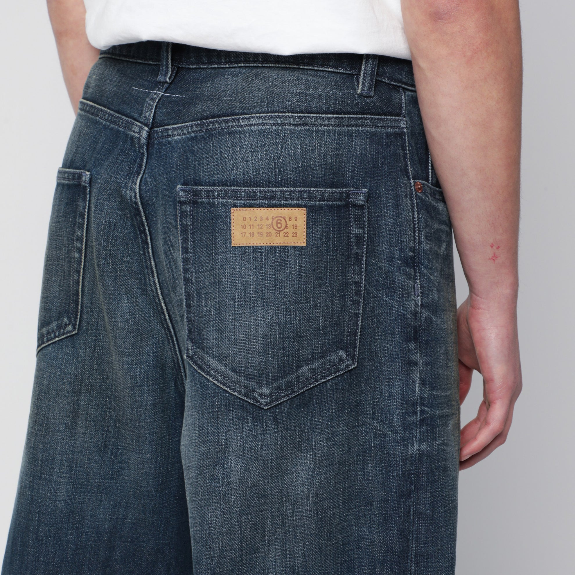 Jeans ampio blu in denim slavato