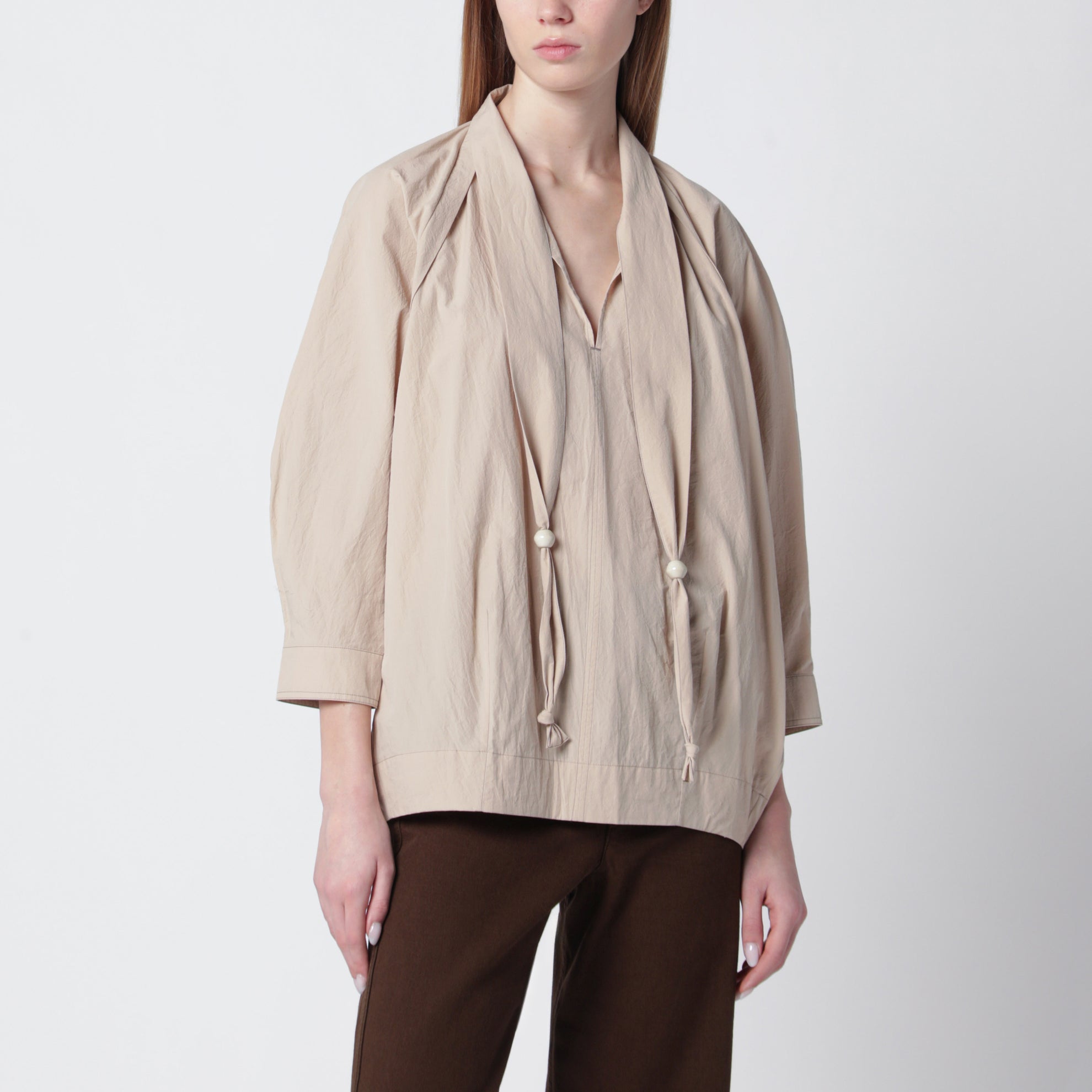 Blusa greige con sciarpa