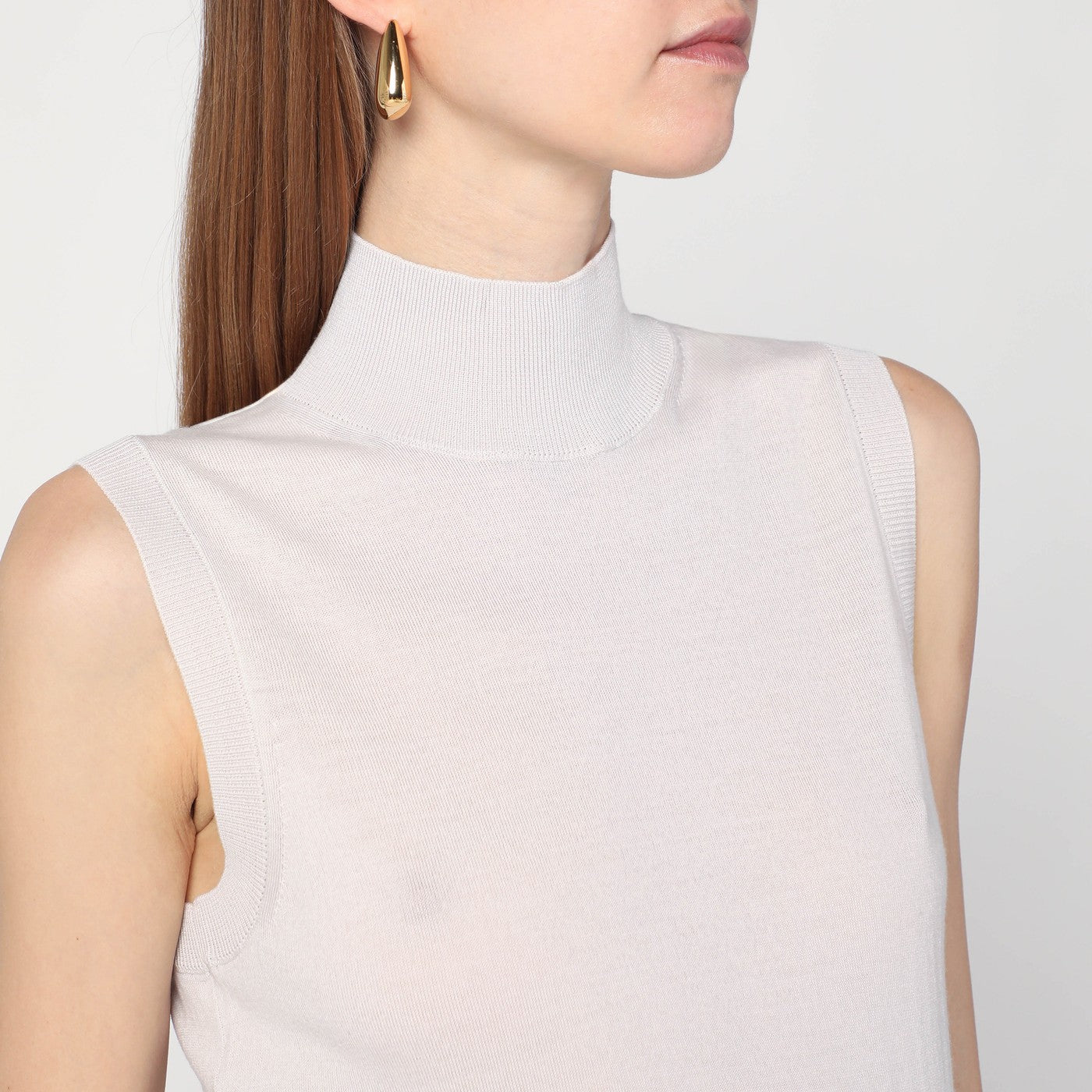 White turtleneck vest in wool