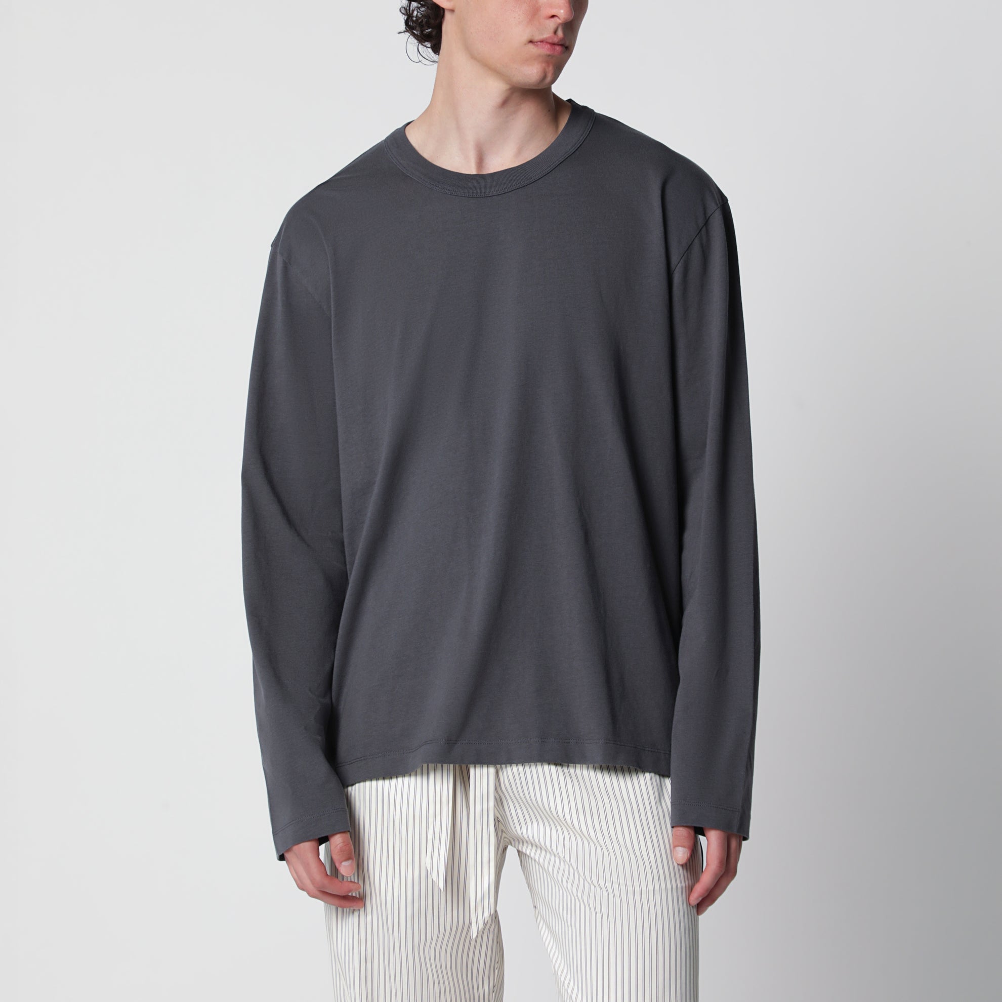 Schwarzes verwaschenes Langarm-T-Shirt