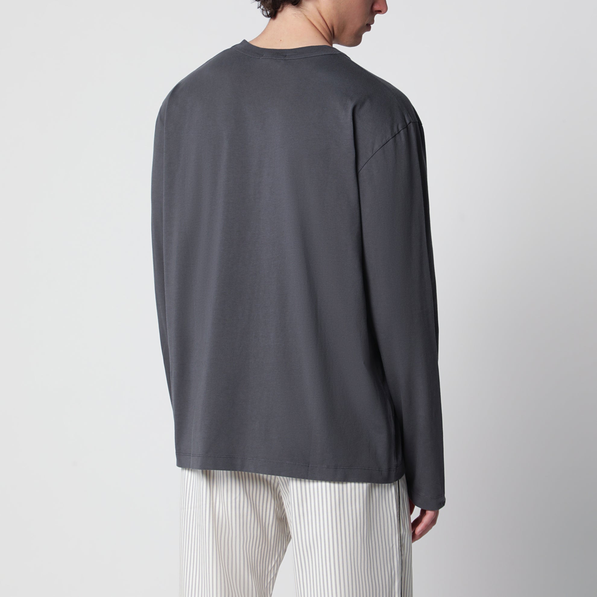 Schwarzes verwaschenes Langarm-T-Shirt