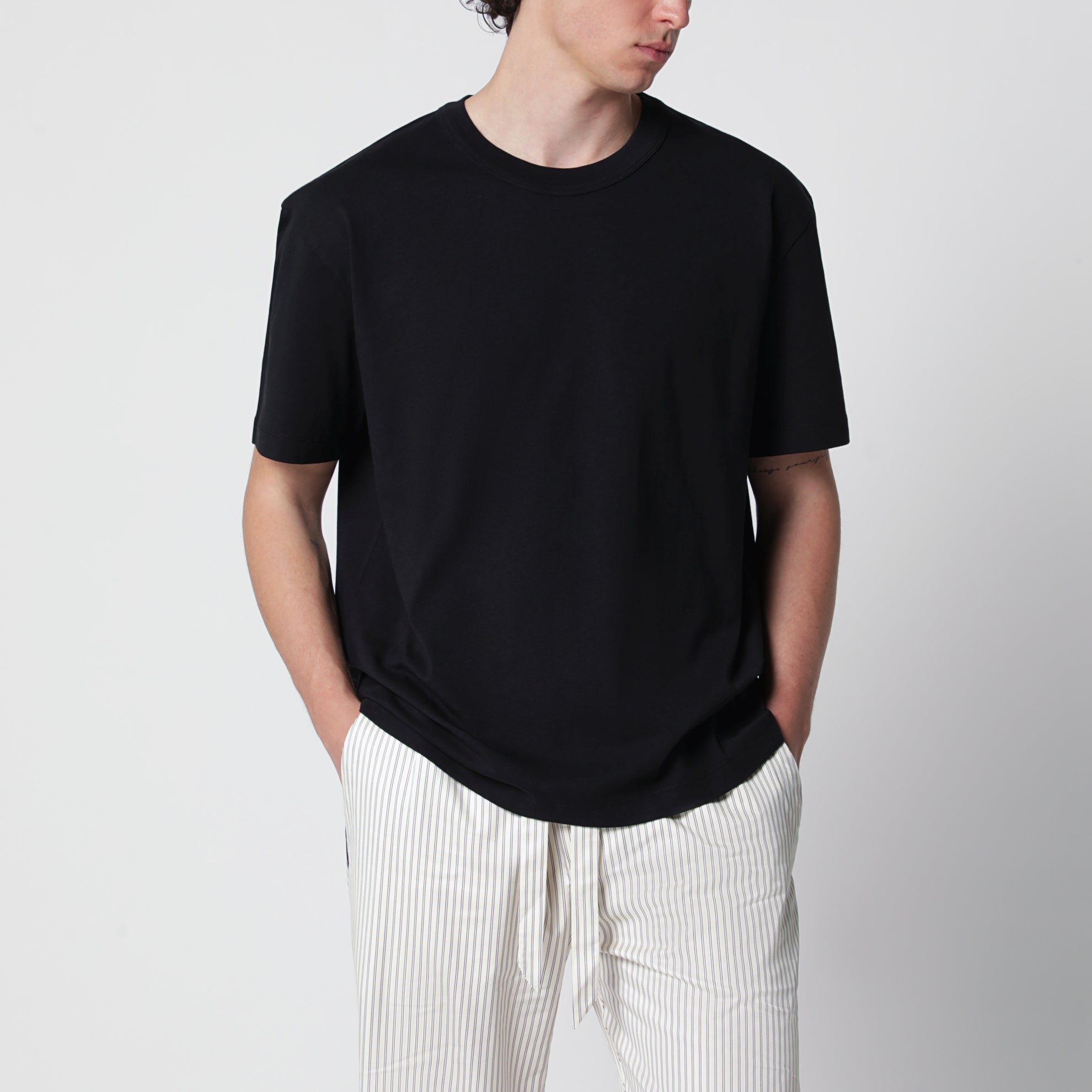 Schwarzes verwaschenes Kurzarm-T-Shirt