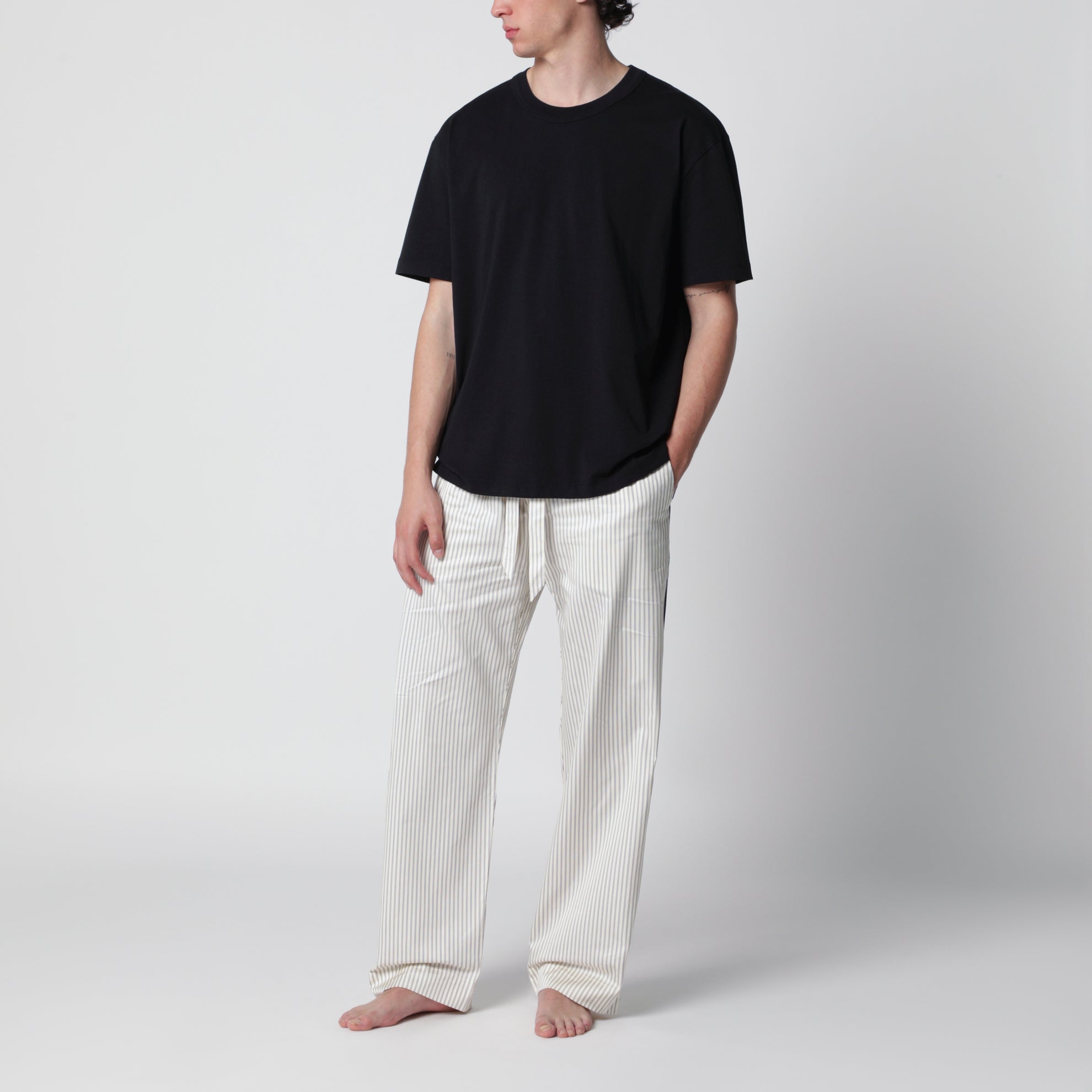 Schwarzes verwaschenes Kurzarm-T-Shirt