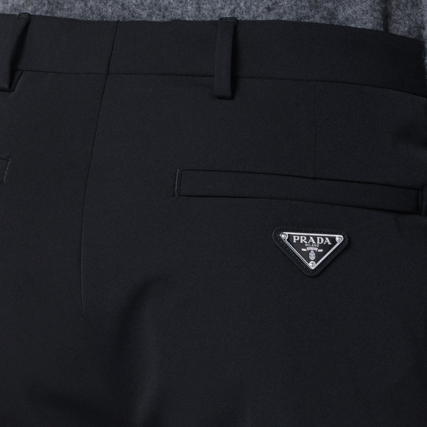 Schwarze Hose aus Techno-Stretch