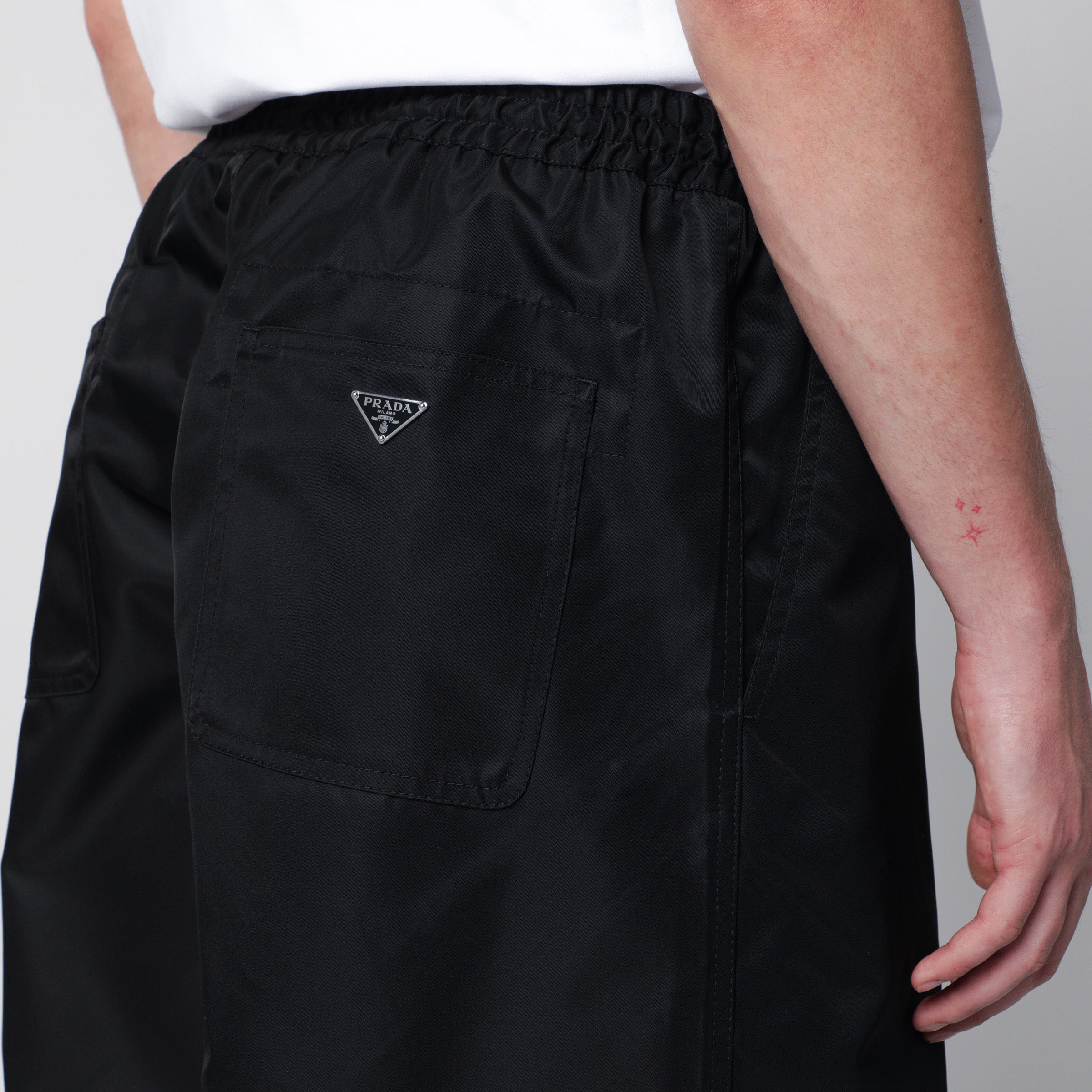 Prada Pantaloni in Re-Nylon neri | TheDoubleF