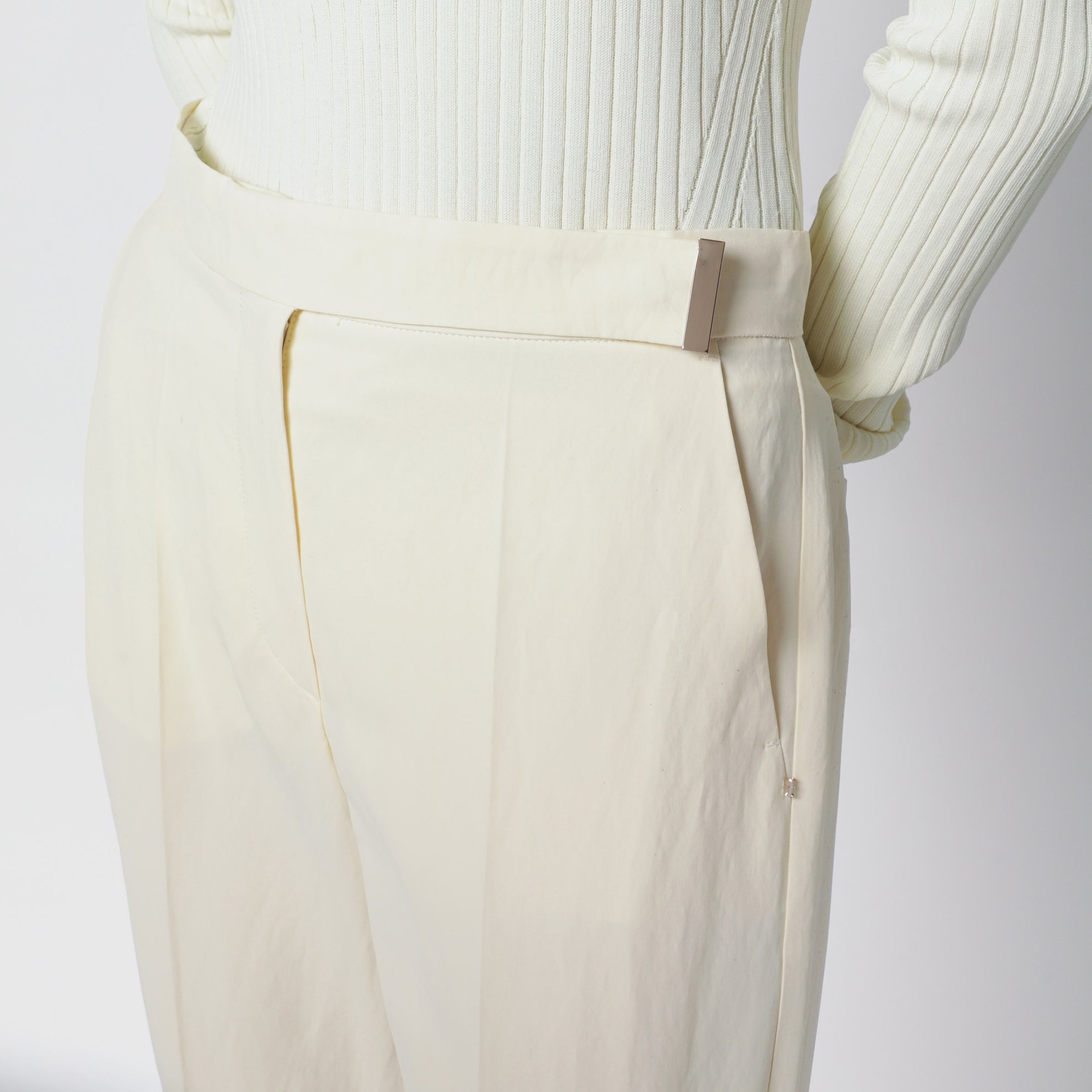 Pantalone flare a vita bassa in viscosa e carta tessile