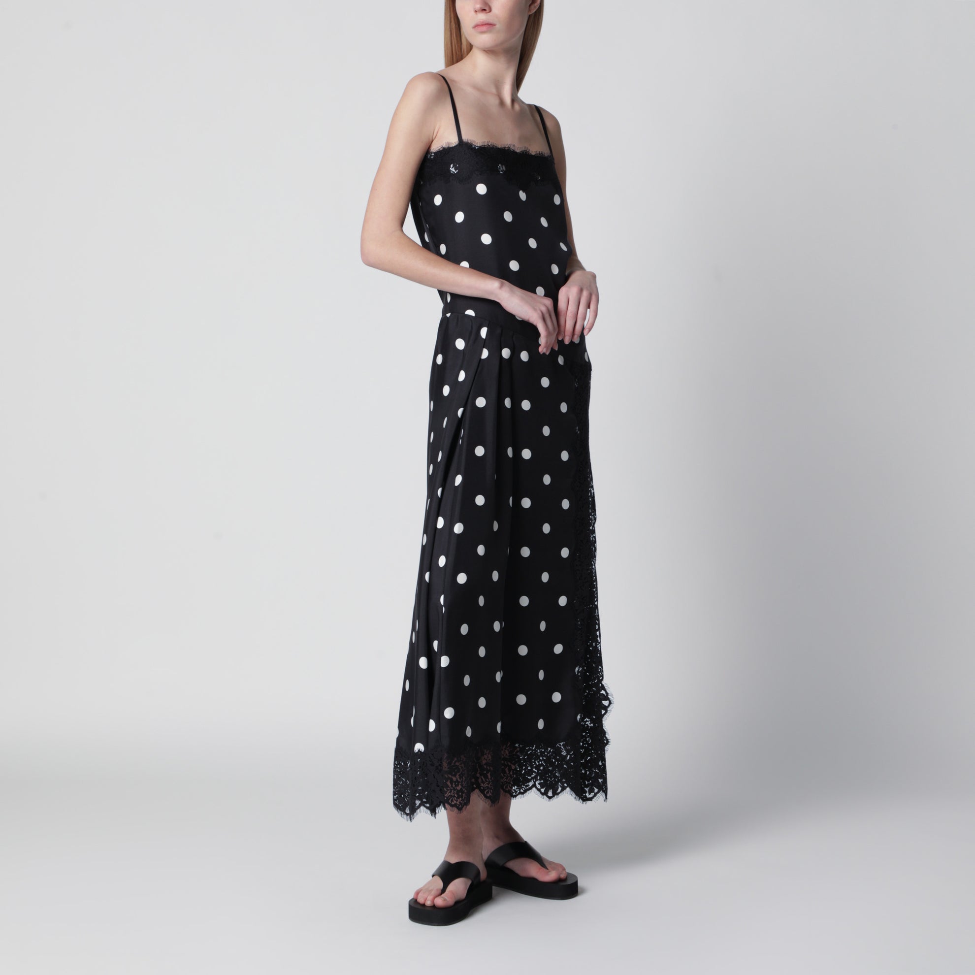Langes Seidentwillkleid mit Spitze in Schwarz
