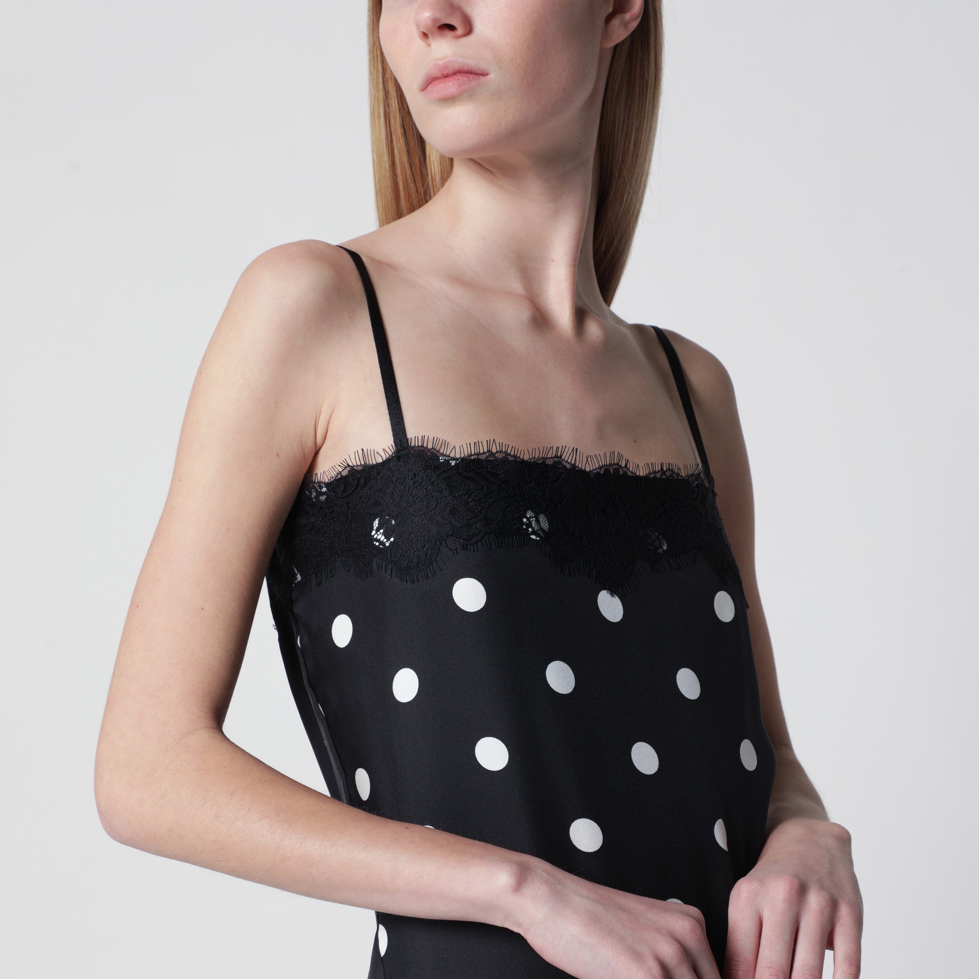 Langes Seidentwillkleid mit Spitze in Schwarz