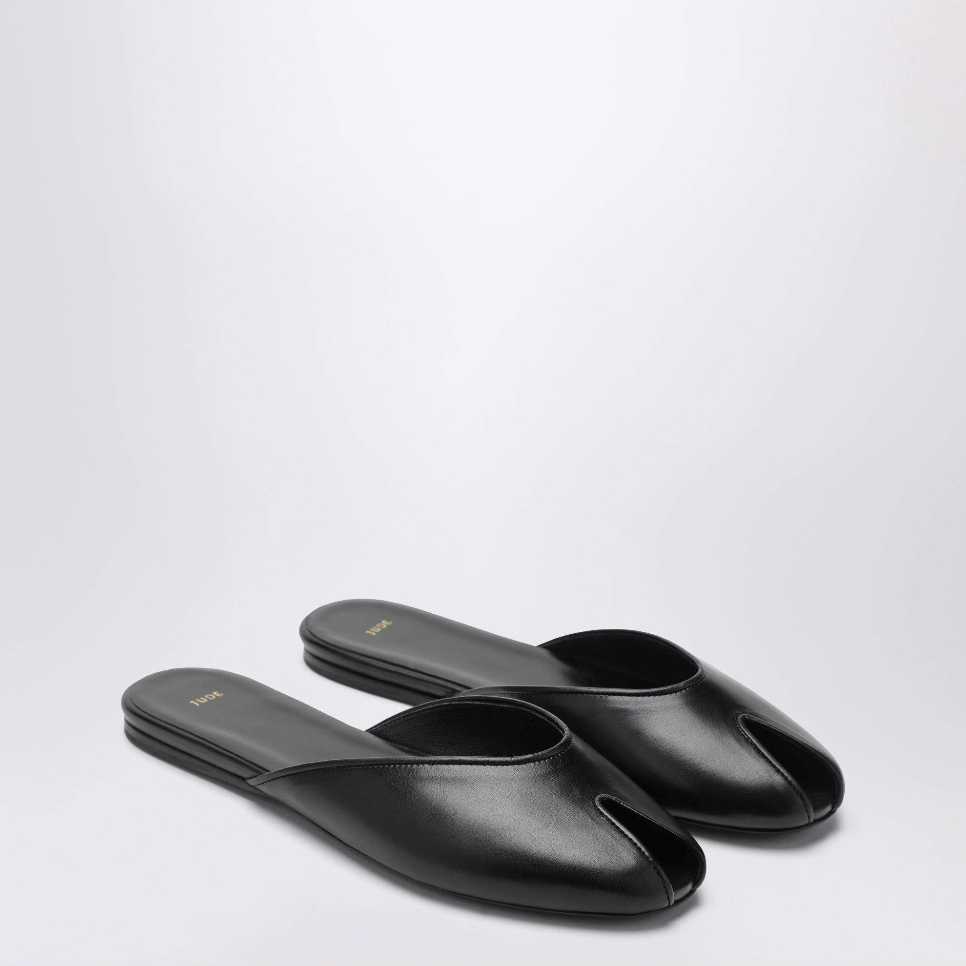 Date low sabot in black leather