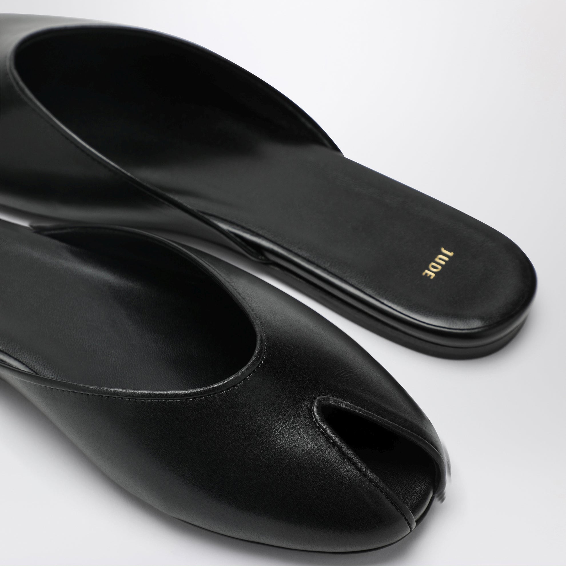Date low sabot in black leather