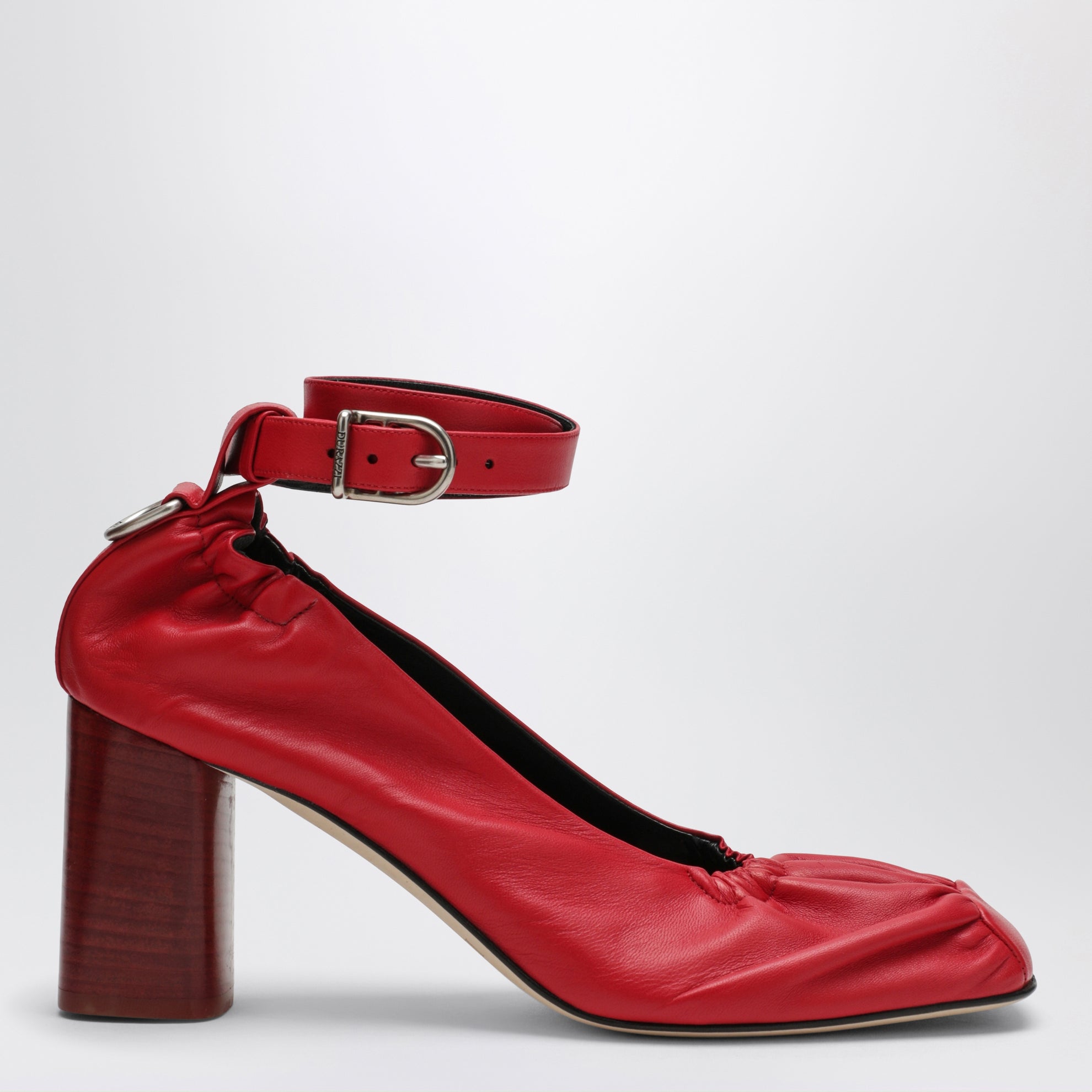 Rote Pumps mit D-Ring-Logo