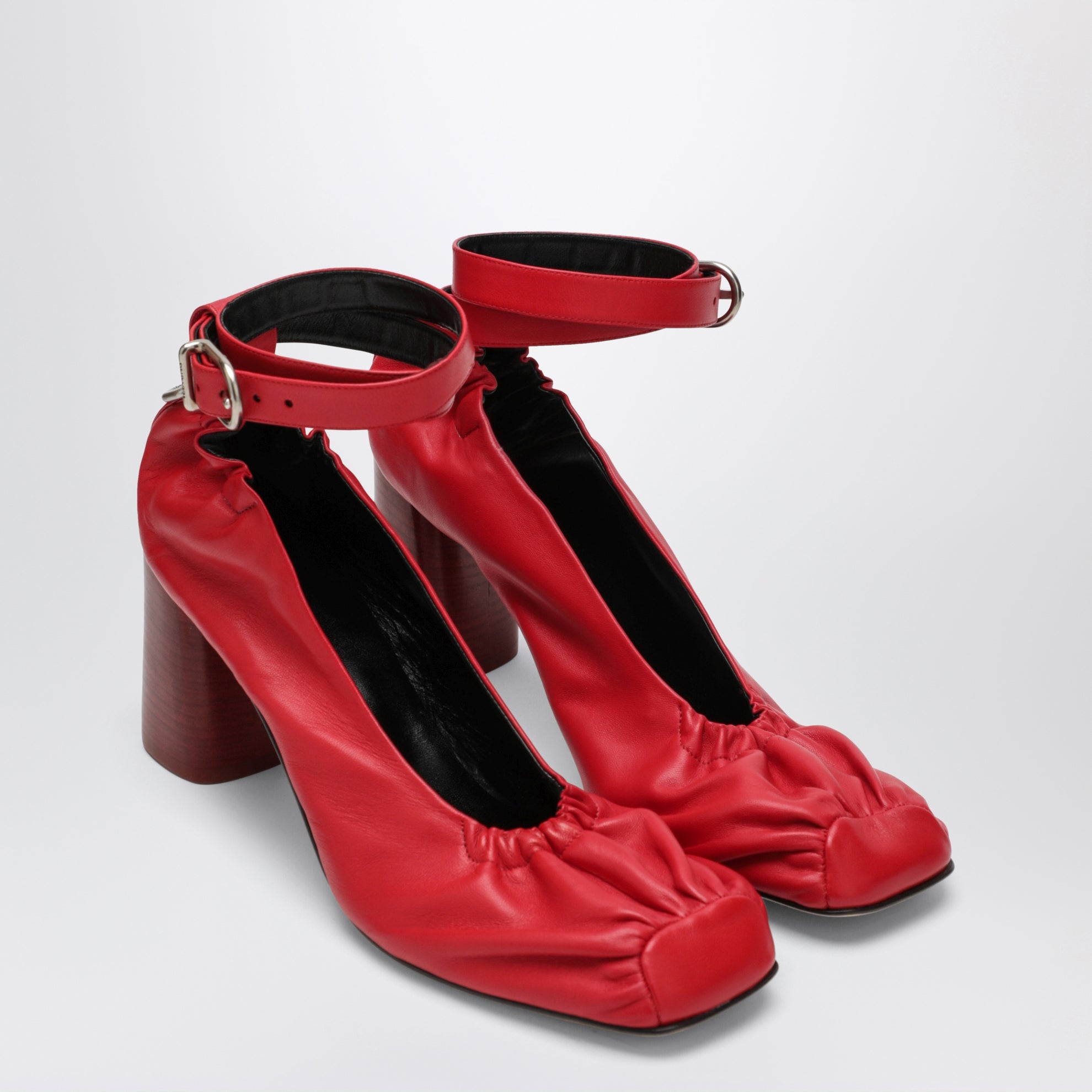 Rote Pumps mit D-Ring-Logo