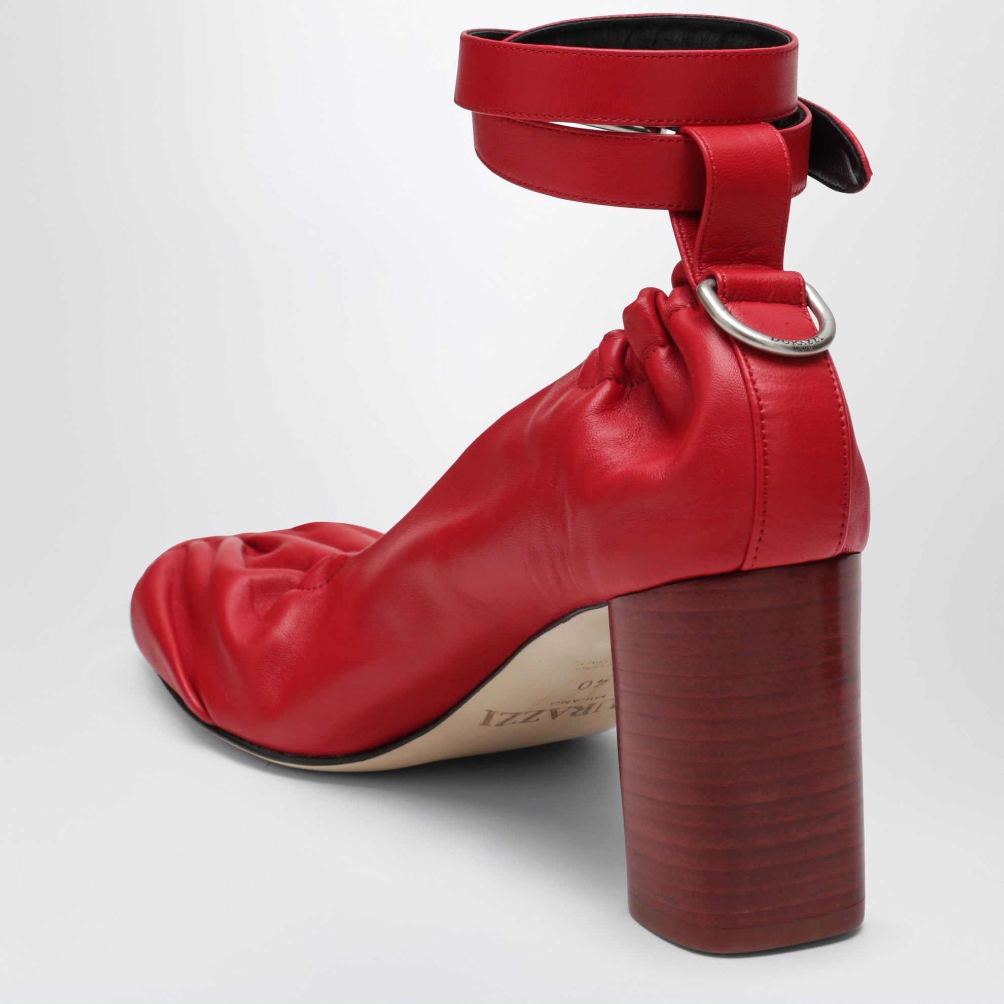 Rote Pumps mit D-Ring-Logo