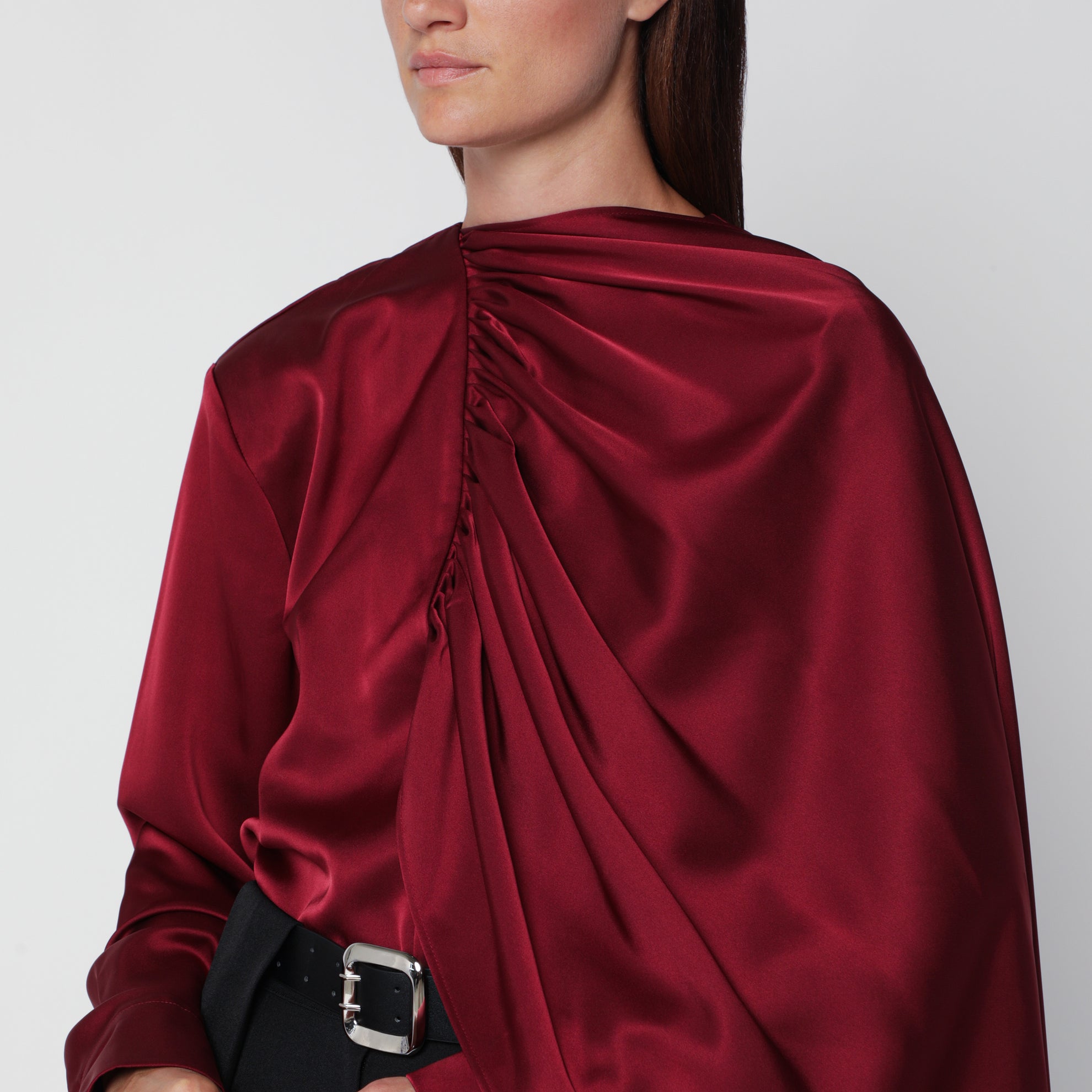 Blusa drappeggiata Koa color burgundy in raso 