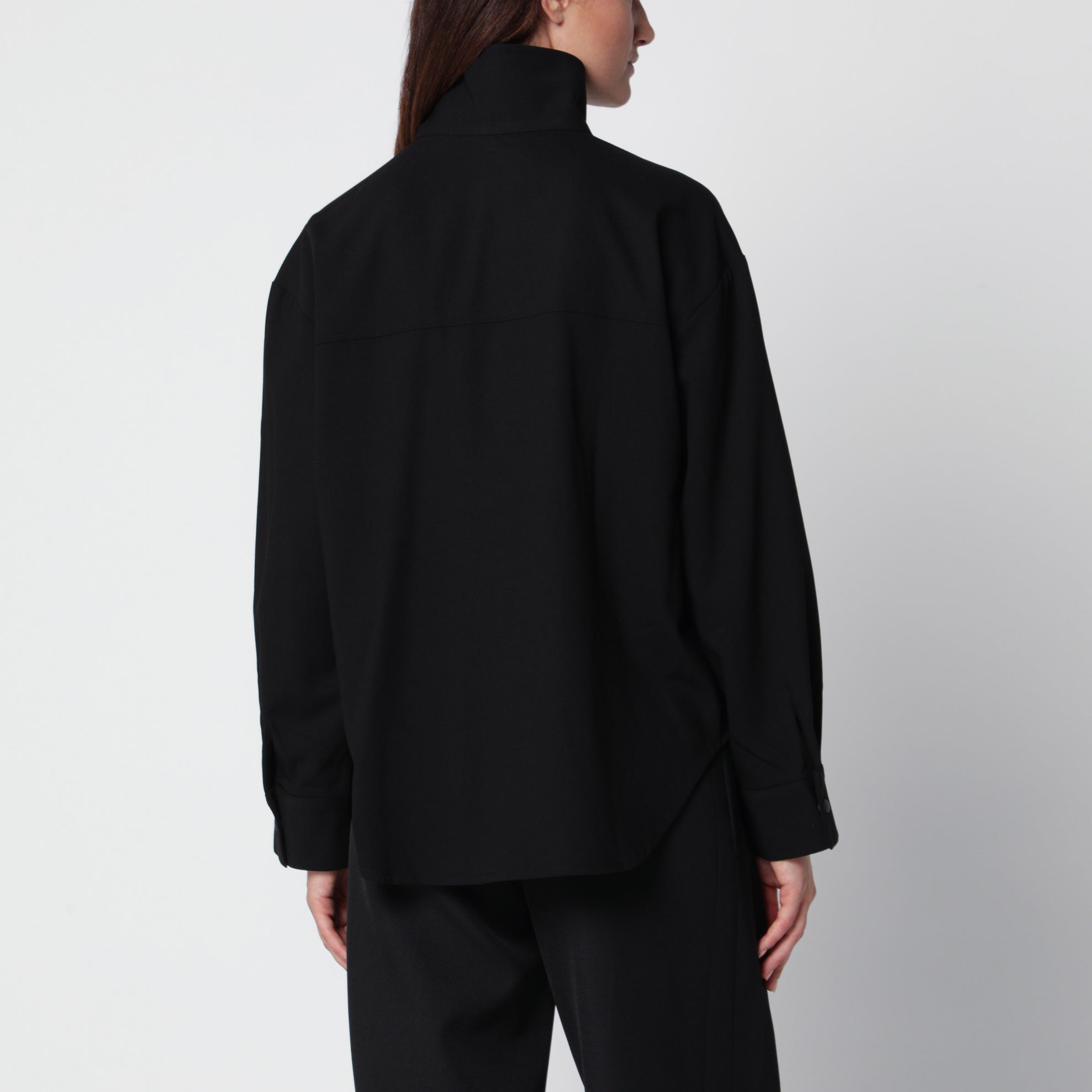 Chemise noire à col montant