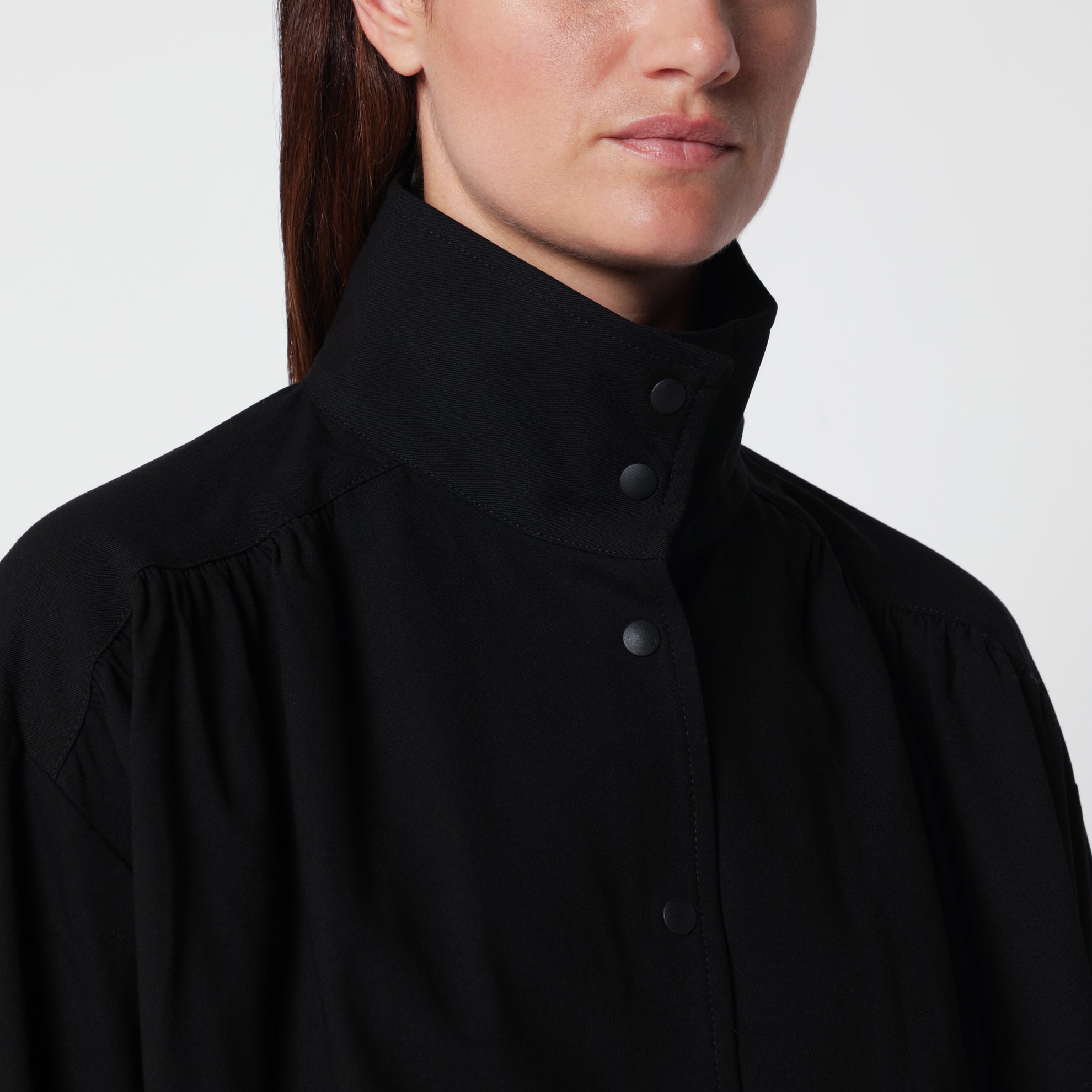 Chemise noire à col montant