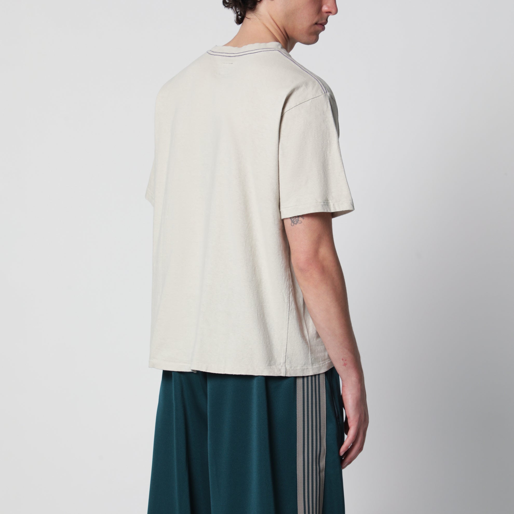 T-shirt in cotone beige con ricamo