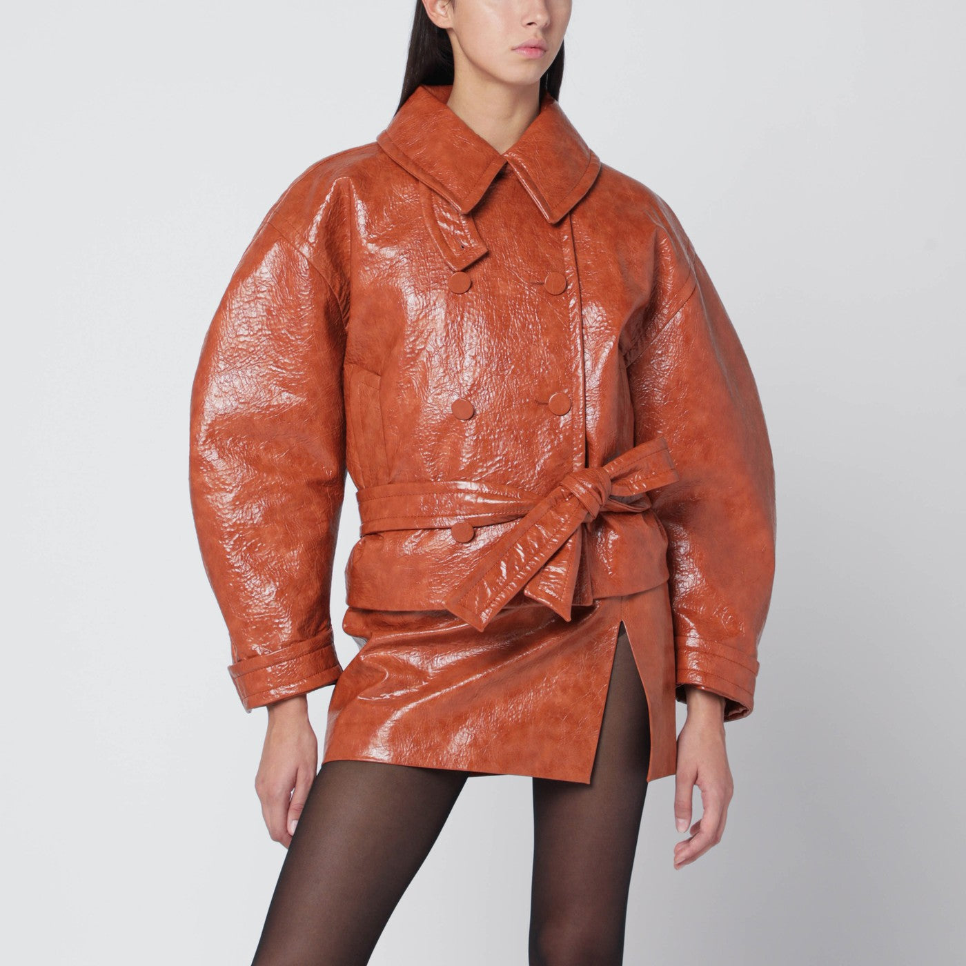 Veste ceinturée couleur cuir en simili-cuir