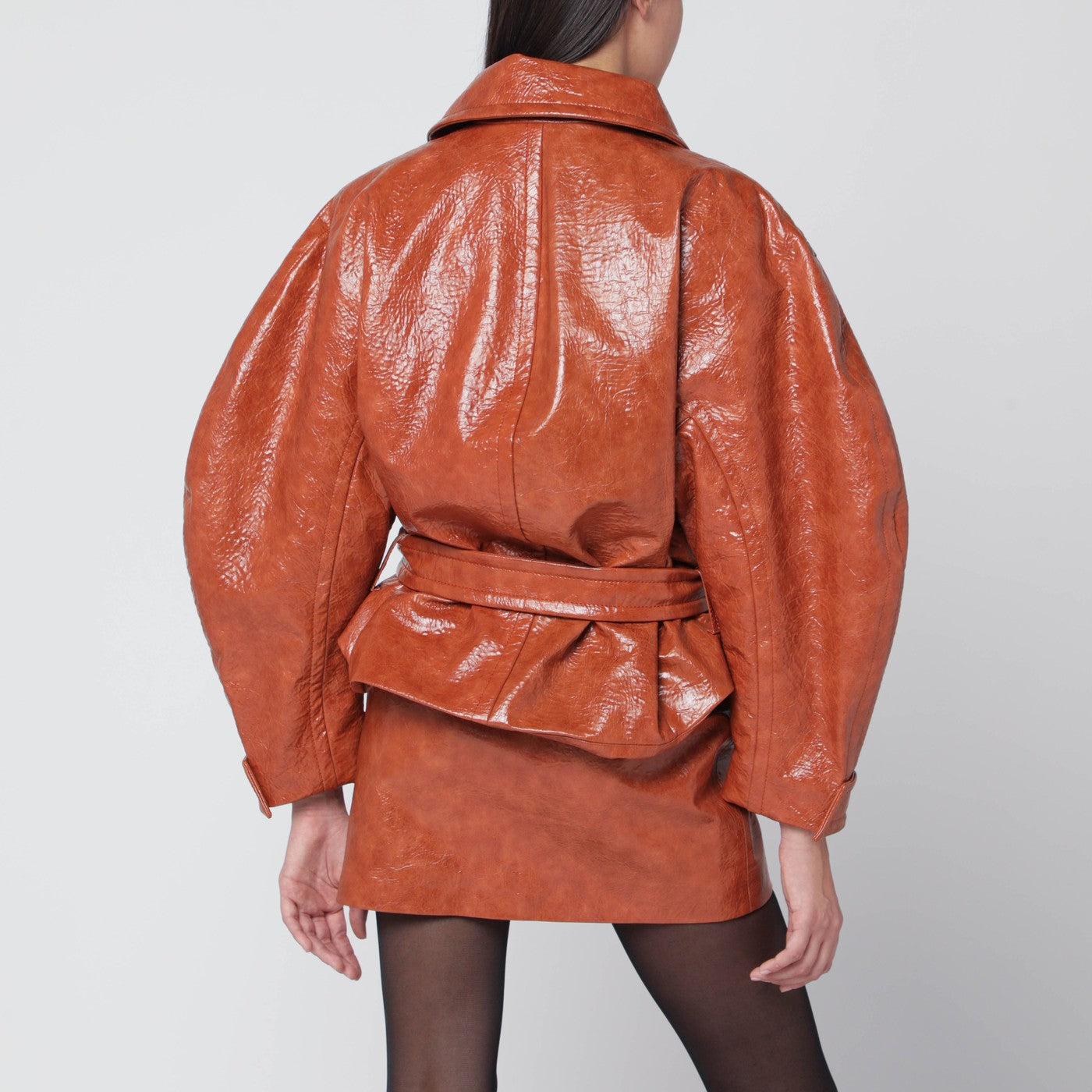 Veste ceinturée couleur cuir en simili-cuir