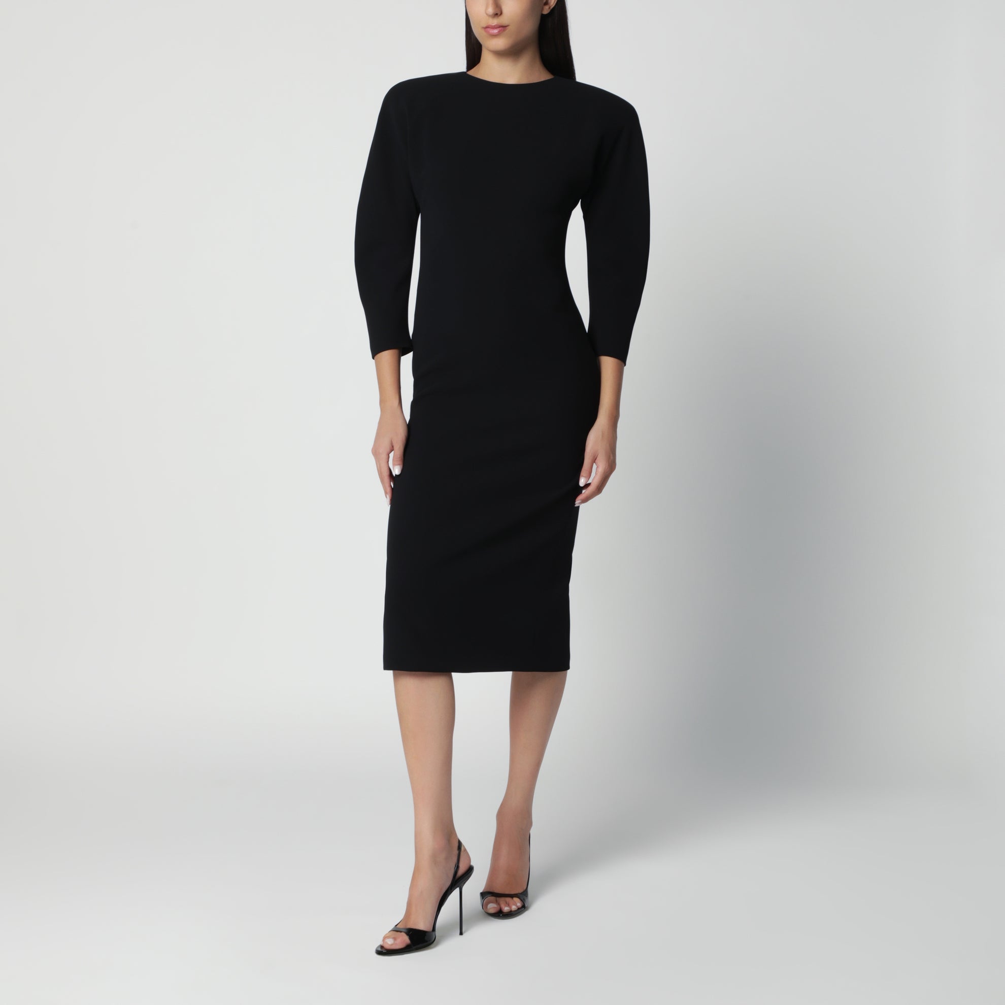 Schwarzes Midikleid mit abgerundeten Schultern