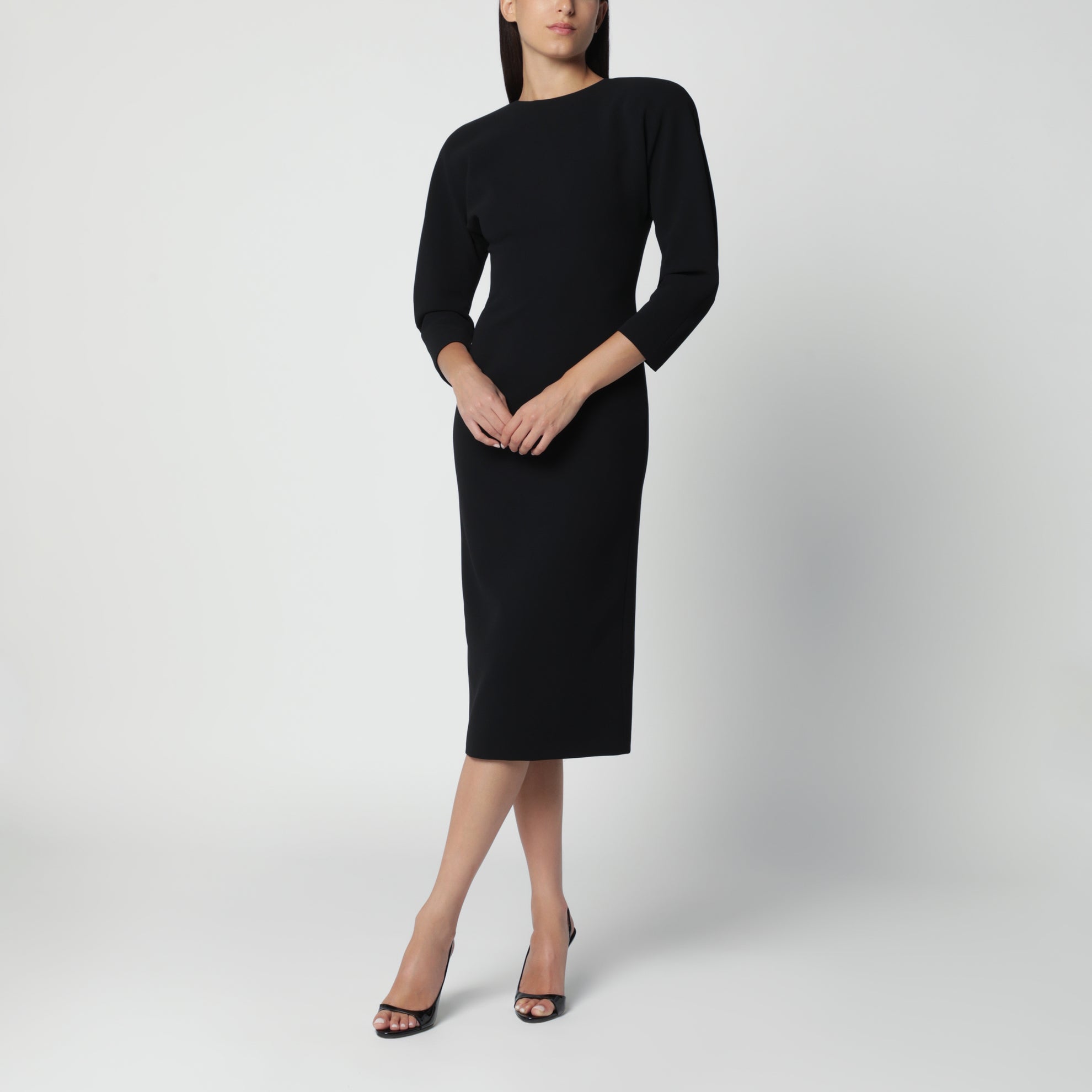Schwarzes Midikleid mit abgerundeten Schultern