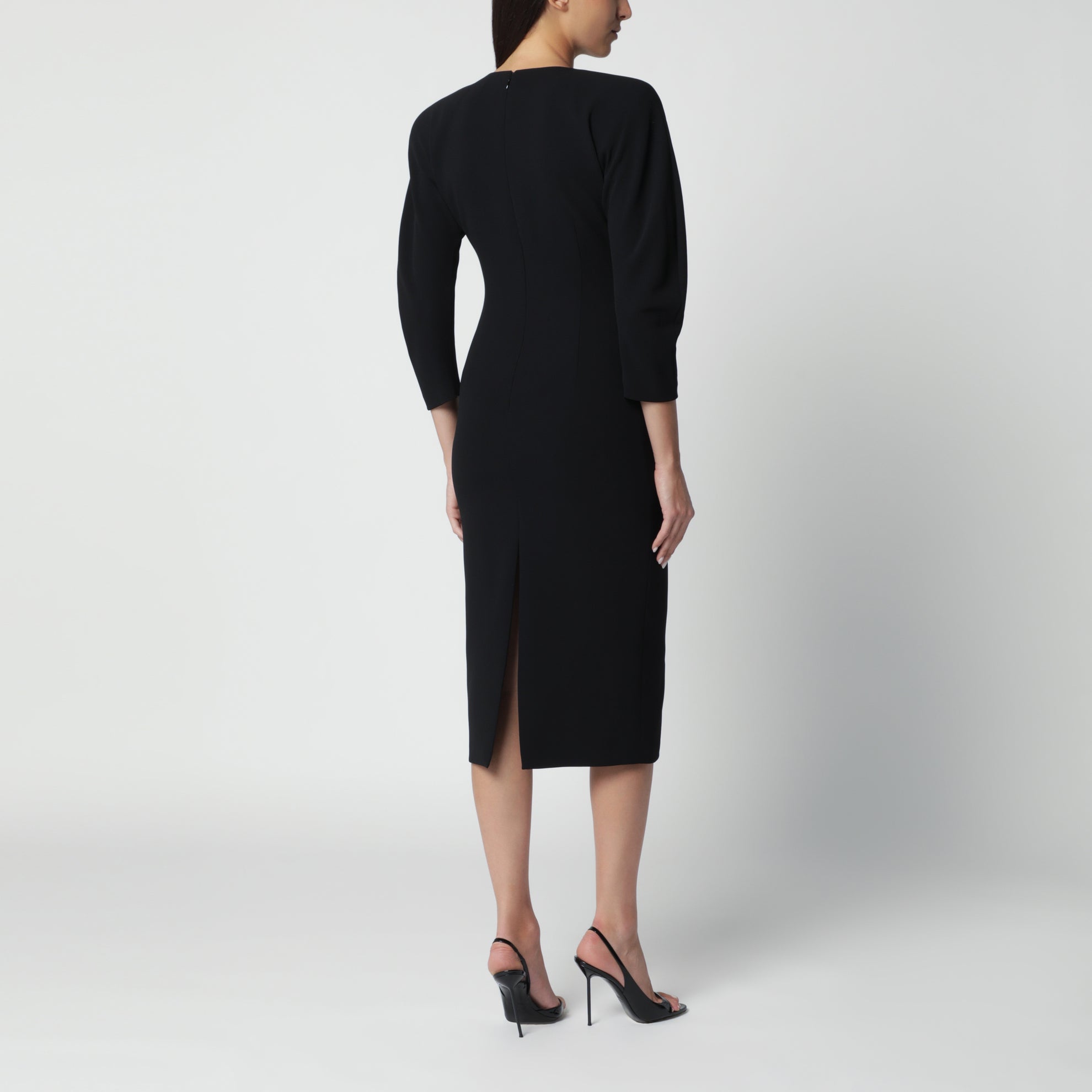Schwarzes Midikleid mit abgerundeten Schultern