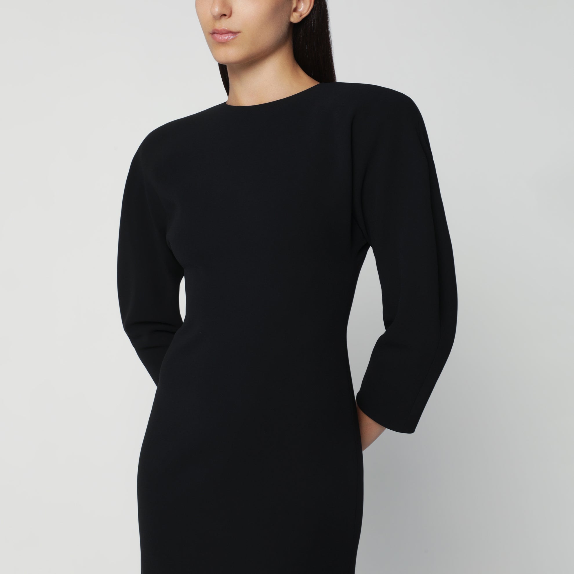 Schwarzes Midikleid mit abgerundeten Schultern