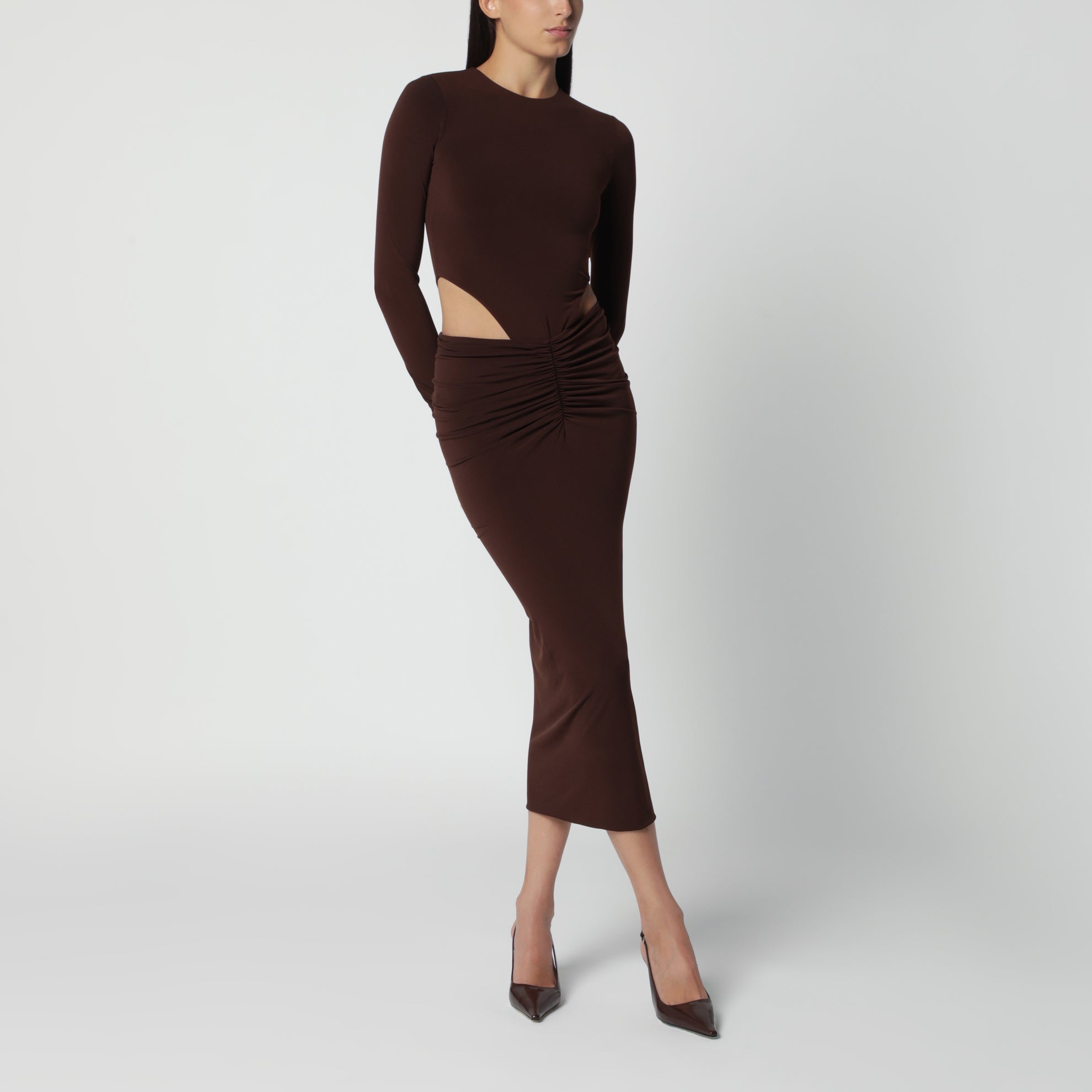 Braunes Midikleid mit Cut-out-Detail an der Taille
