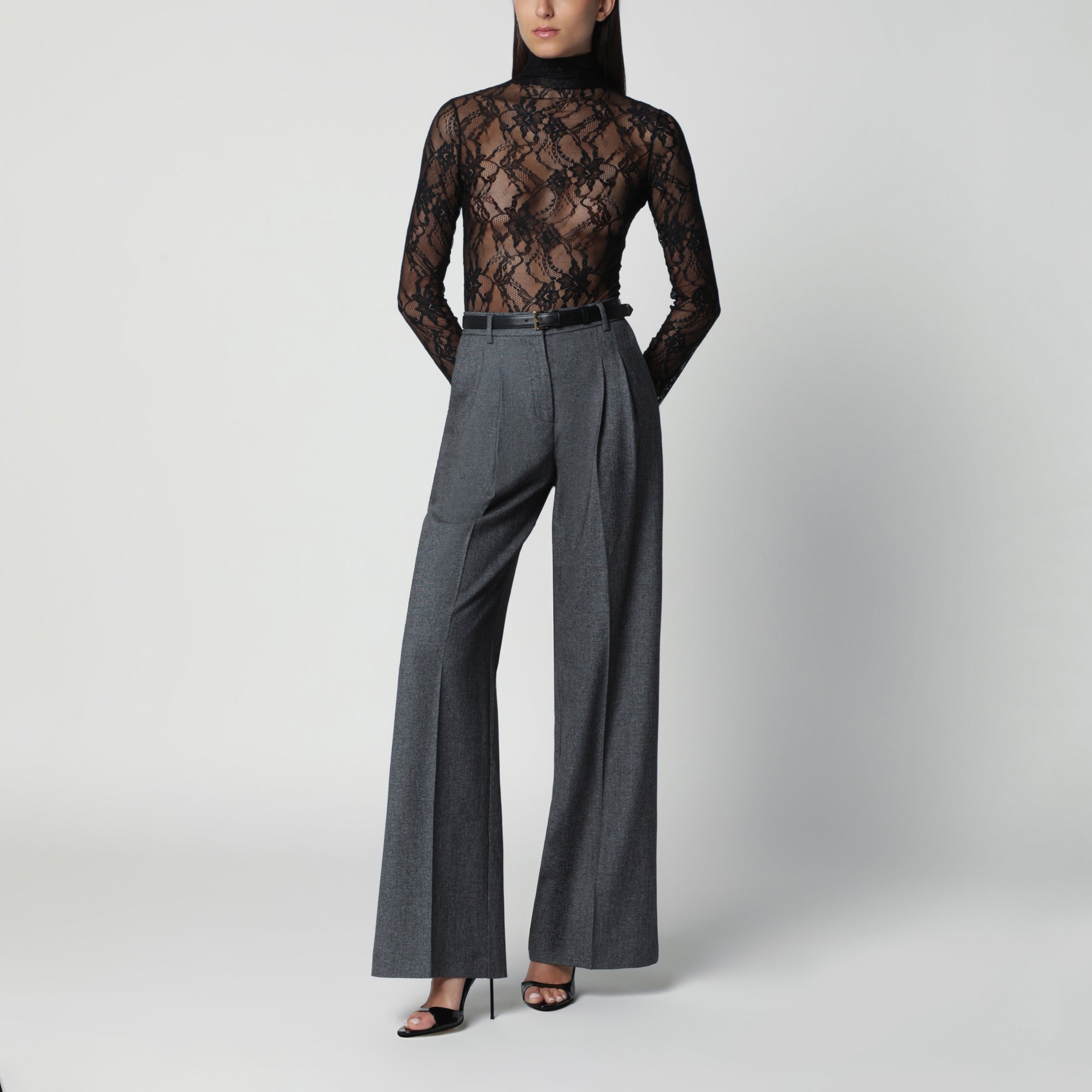 Graue Hose mit weitem Bein