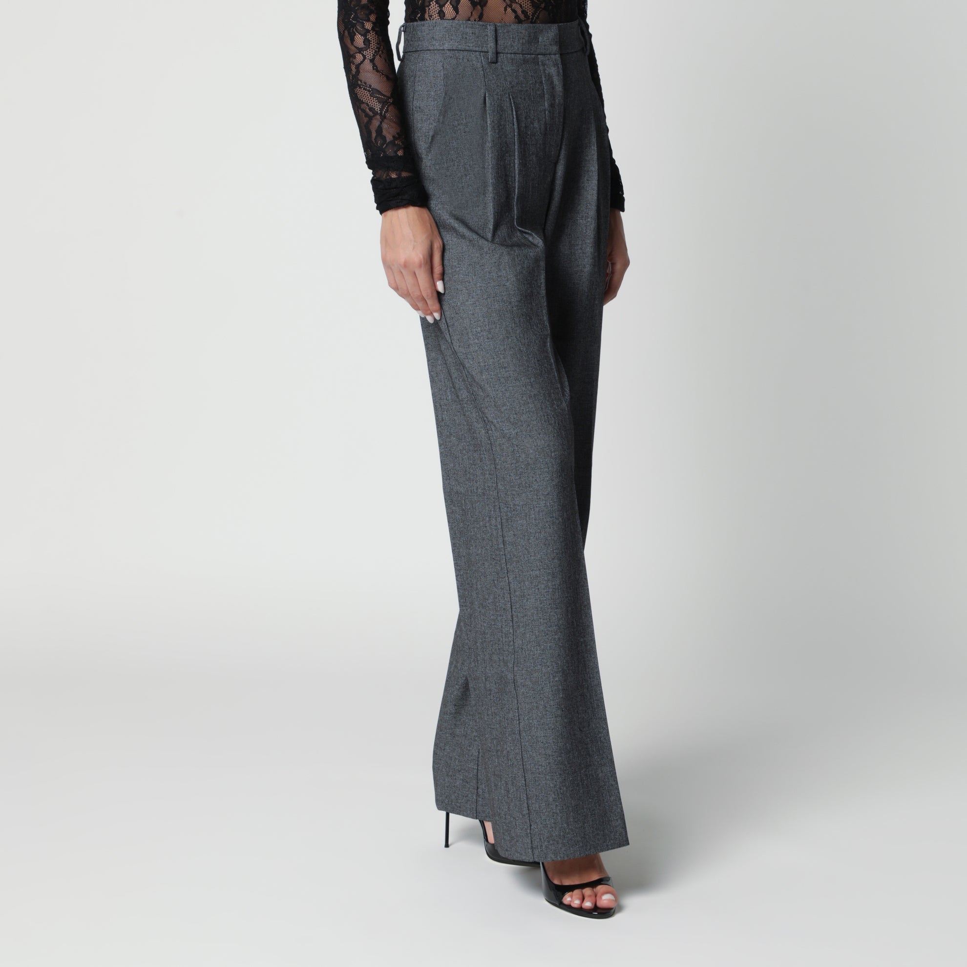 Graue Hose mit weitem Bein