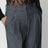 Graue Hose mit weitem Bein