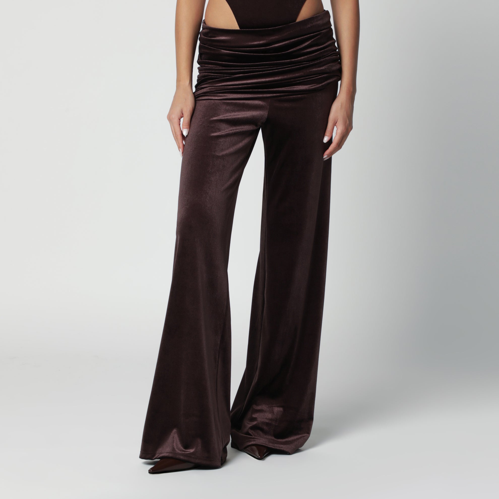 Braune Hose in Samtoptik mit drapiertem Bund