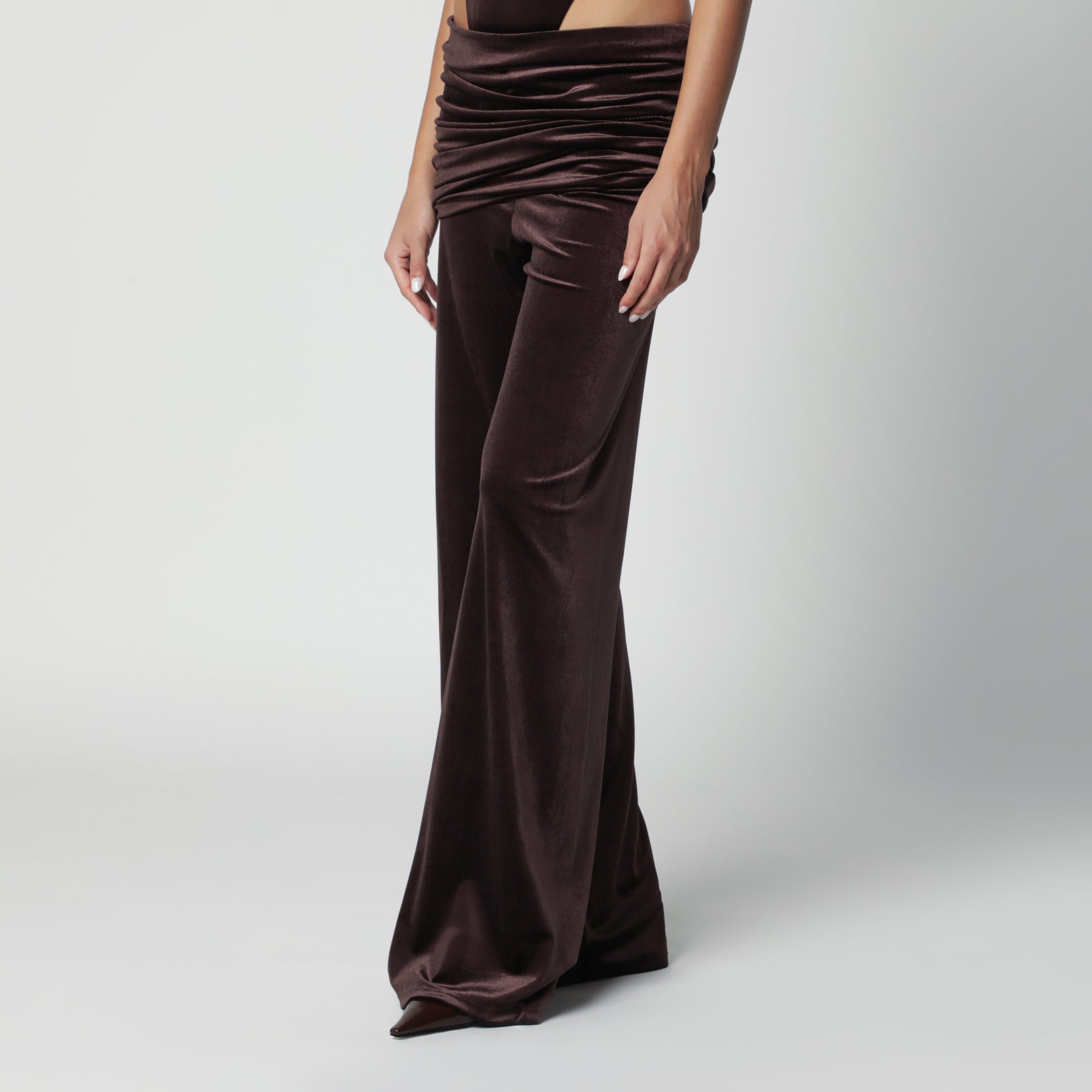 Braune Hose in Samtoptik mit drapiertem Bund