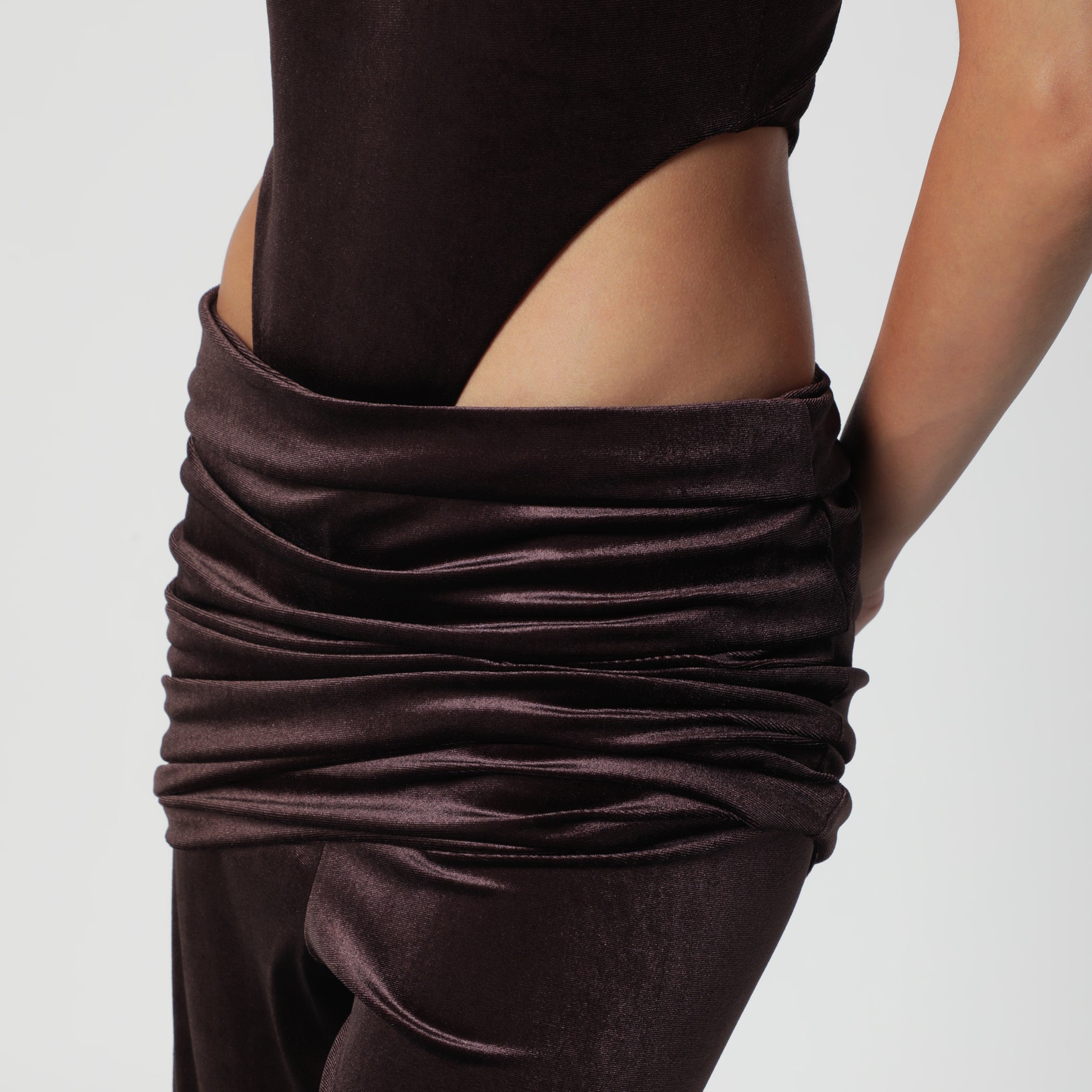 Braune Hose in Samtoptik mit drapiertem Bund