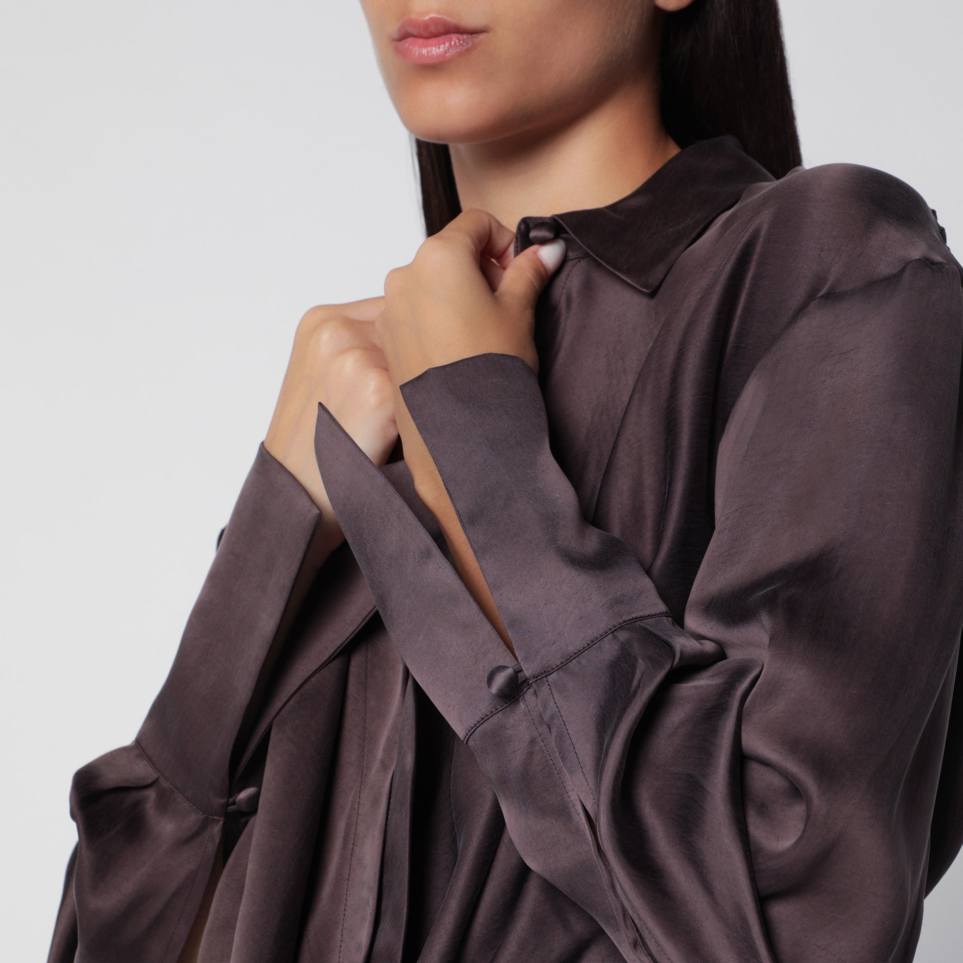 Camicia con scollo profondo rouge noir in raso