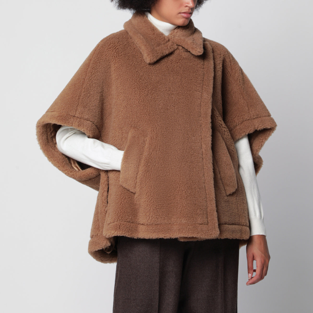 Cape courte Cammello en tissu Teddy