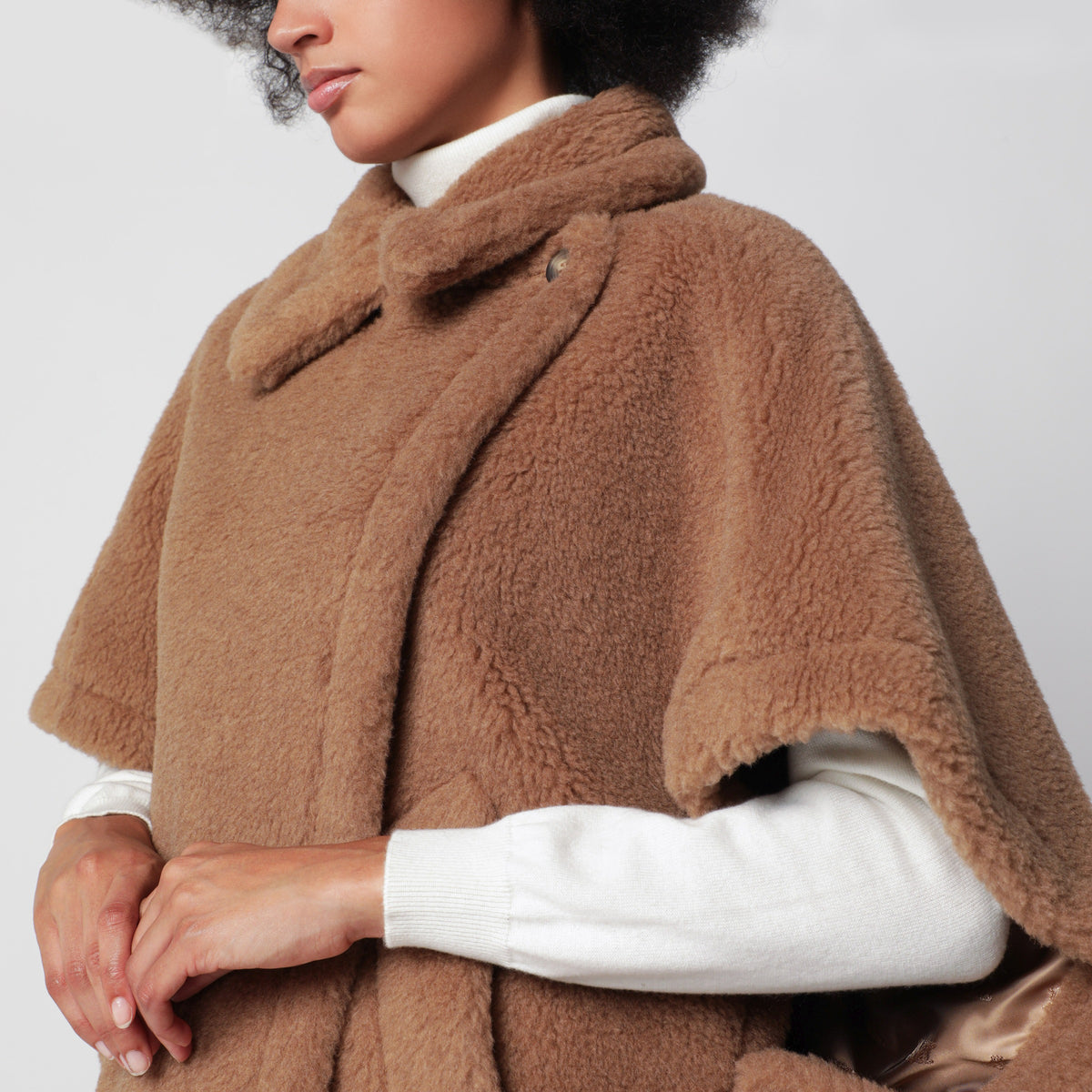 Cape courte Cammello en tissu Teddy